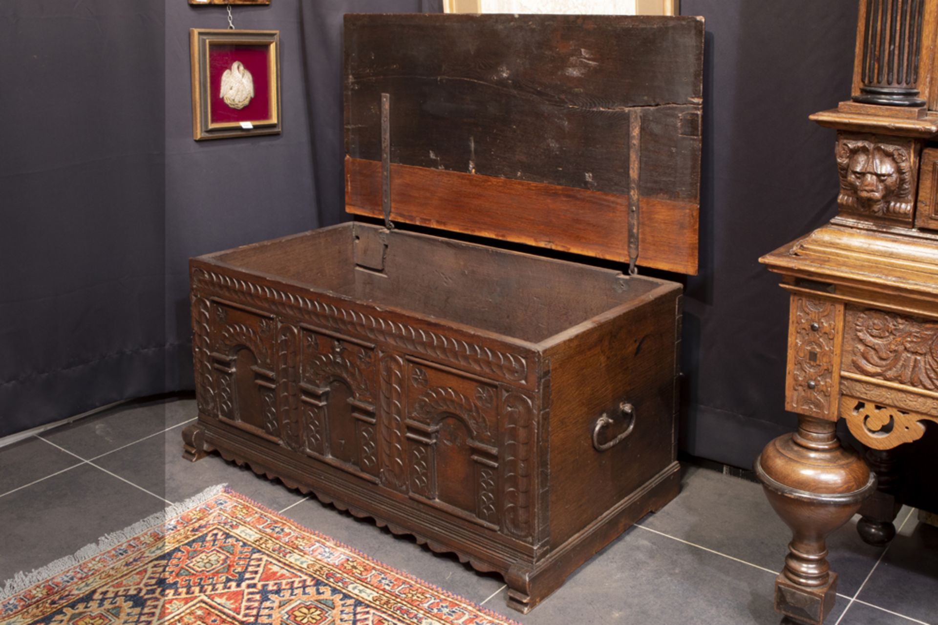 good antique chest in oak with baroque style sculpted panels || Goede antieke koffer in eik met - Image 2 of 3