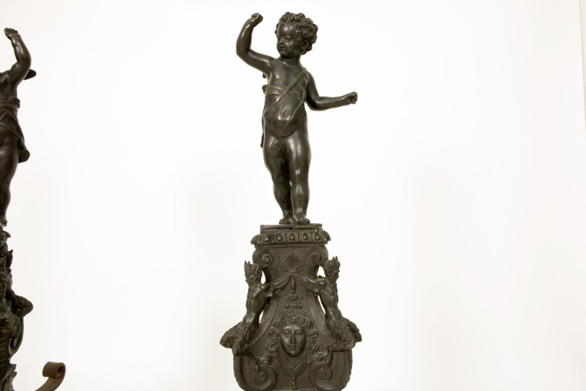 exceptional pair of 19th Cent. large (106 cm high ! ) bronze andirons each with a cupid on a - Bild 4 aus 6