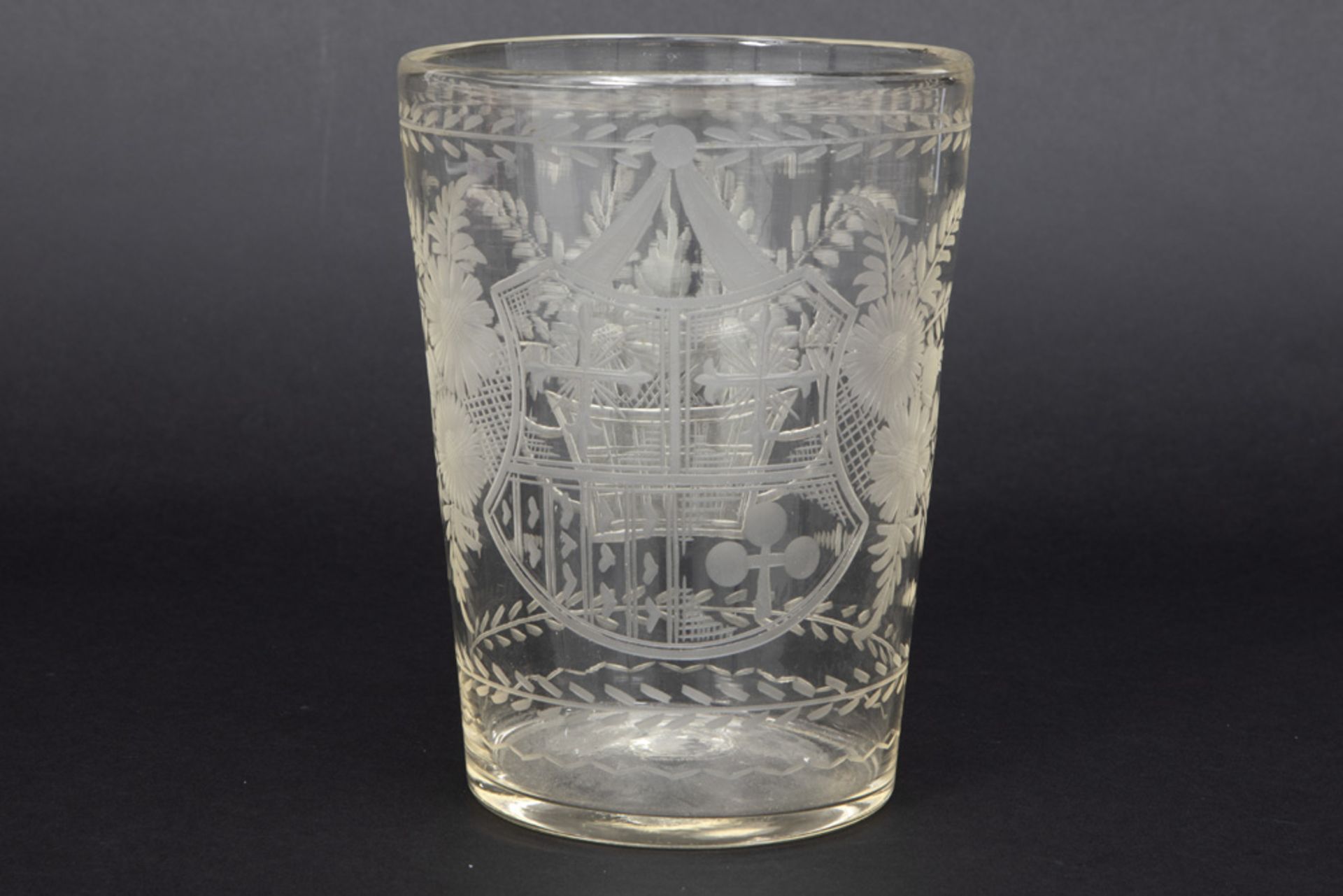 antique vase/cup (in fact a grape rinser) in glass with engraved family crest || Antieke