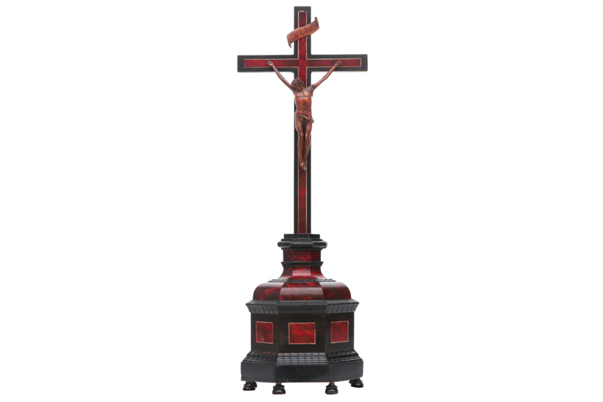 late 17th Cent. crucifix in ebony and tortoiseshell with a corpus in boxwood || Laat zeventiende