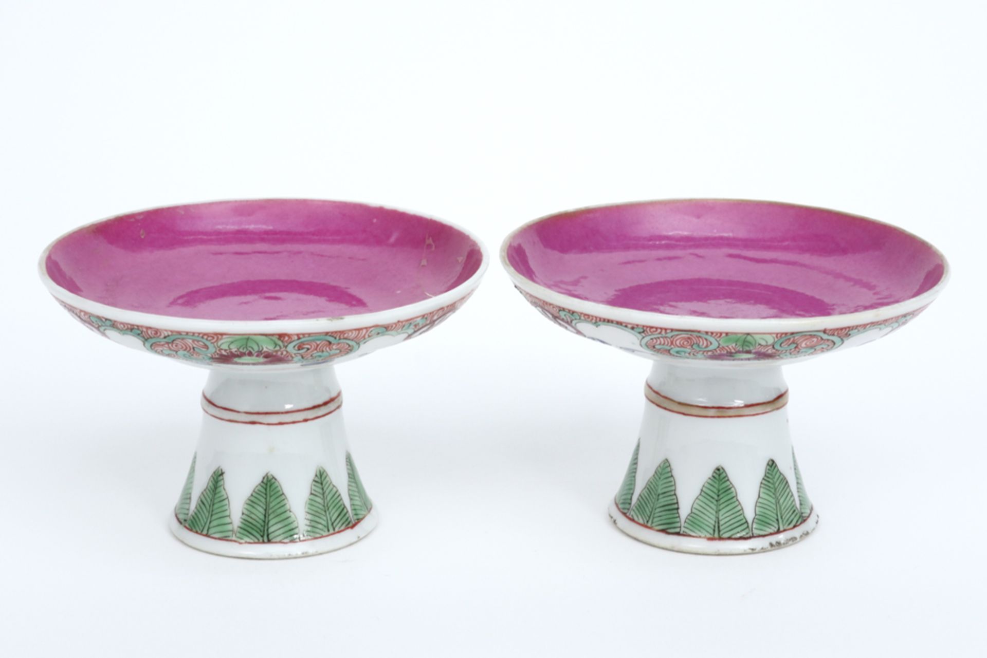 pair of small antique tazza's in Chinese porcelain with polychrome decor || Paar kleine antieke