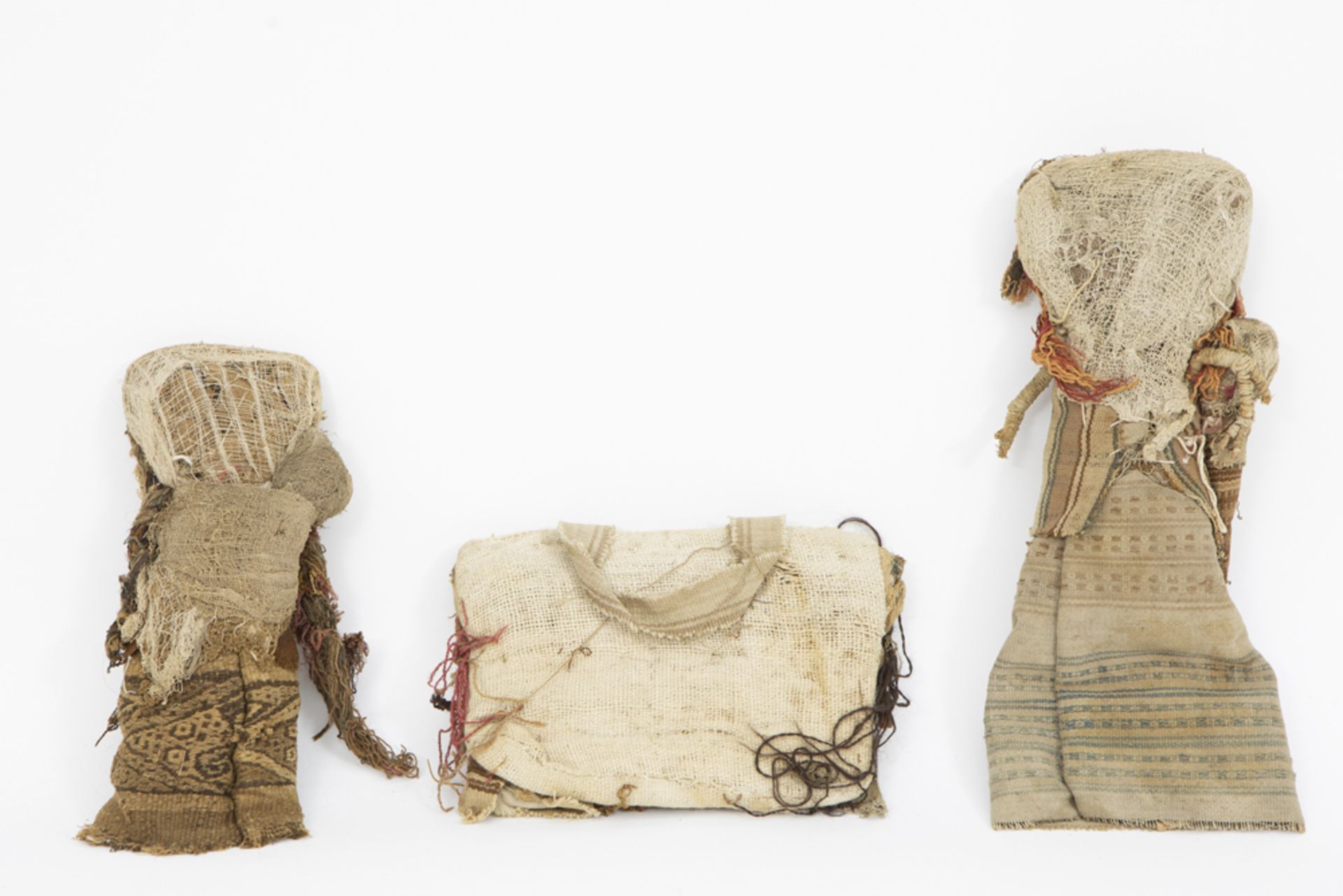 two Chancay area funerary dolls and a bag with dolls from the central coast valleys of Peru || - Bild 2 aus 2