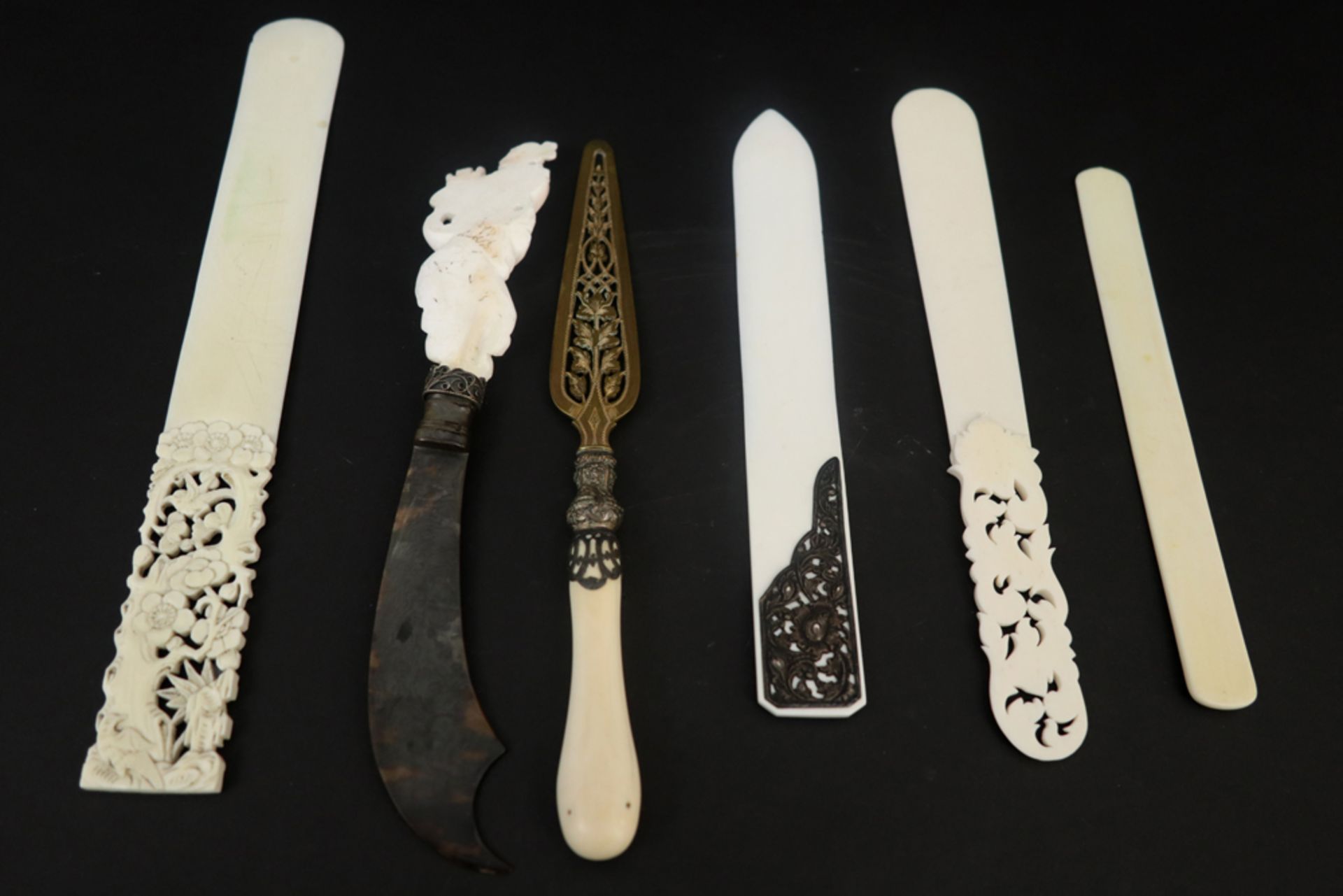 six antique paper knives in or with ivory || Lot van zes antieke papiersnijders in of met ivoor - Bild 3 aus 5