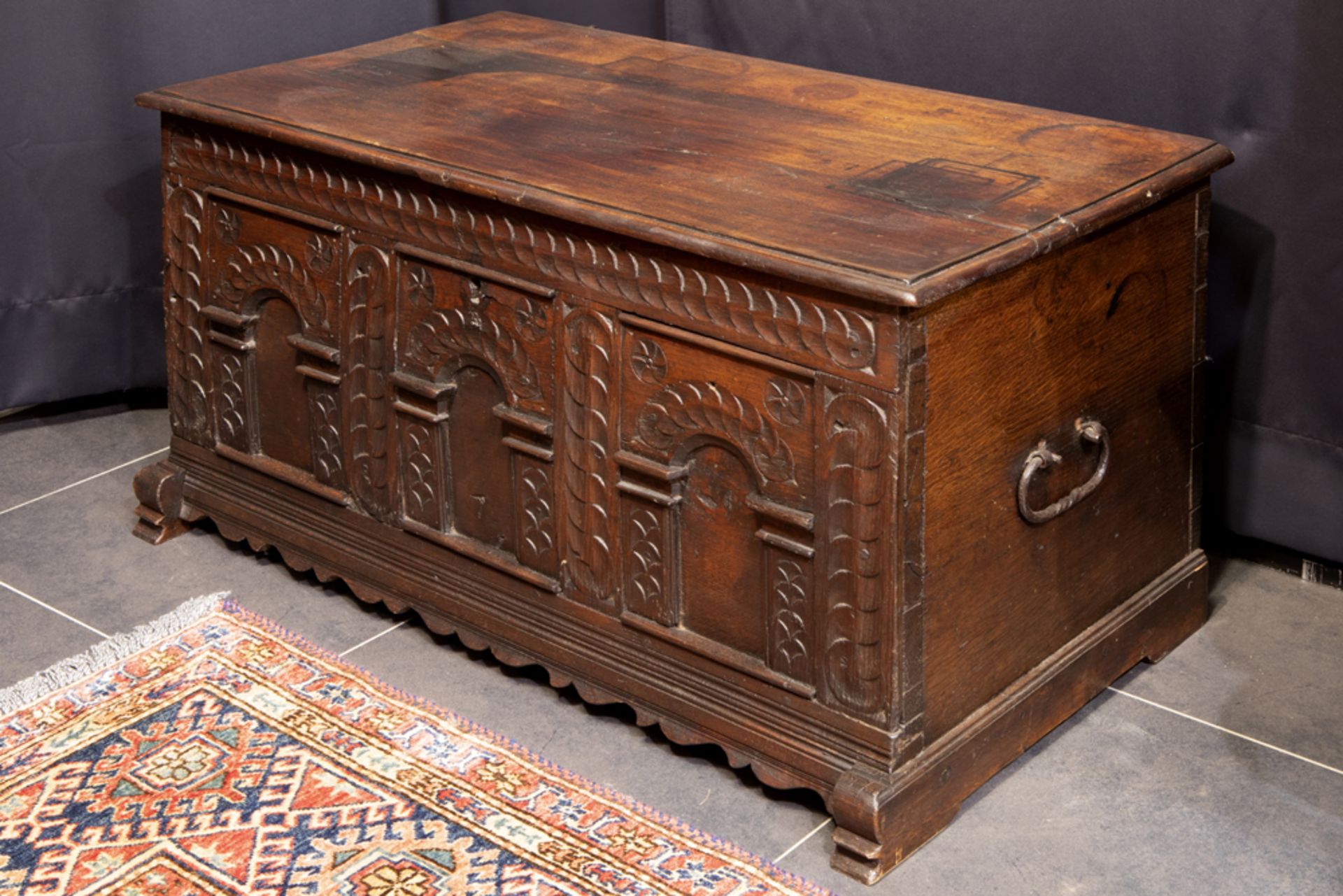 good antique chest in oak with baroque style sculpted panels || Goede antieke koffer in eik met