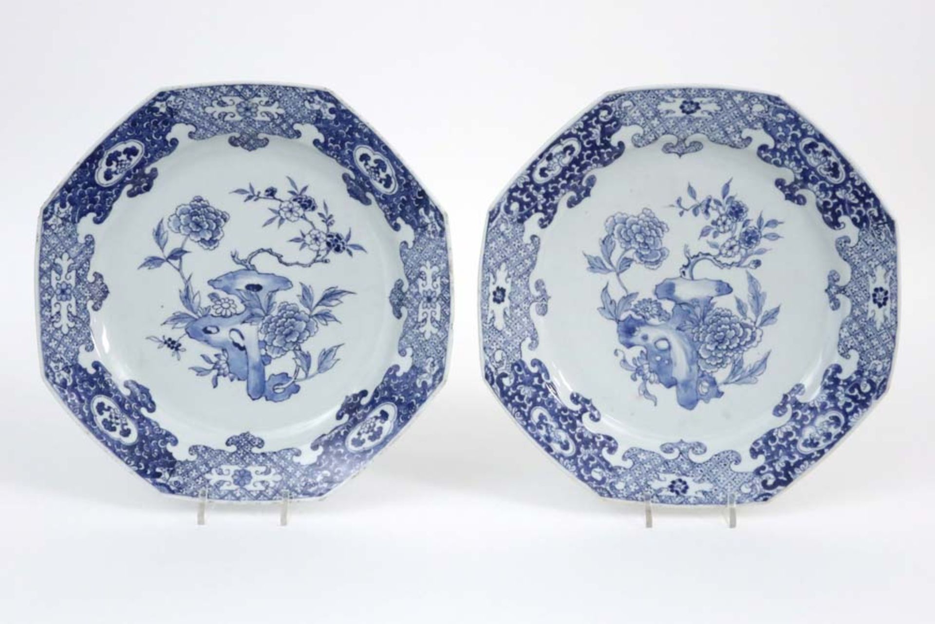 pair of 18th Cent. Chinese dishes in porcelain with a blue-white flowers decor || Paar achttiende