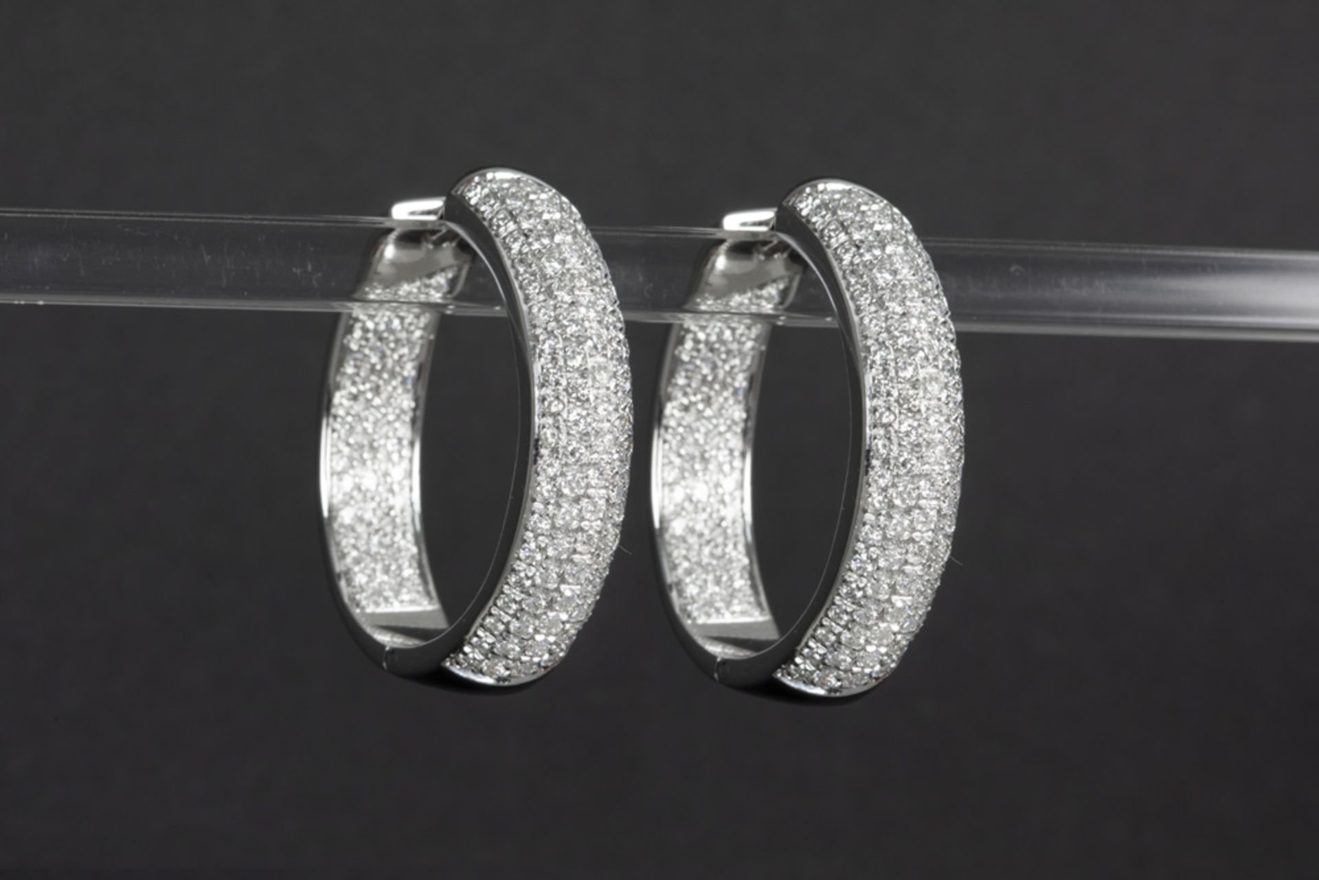 pair of earrings in white gold (18 carat) with ca 3 carat of brilliant cut diamonds || Paar