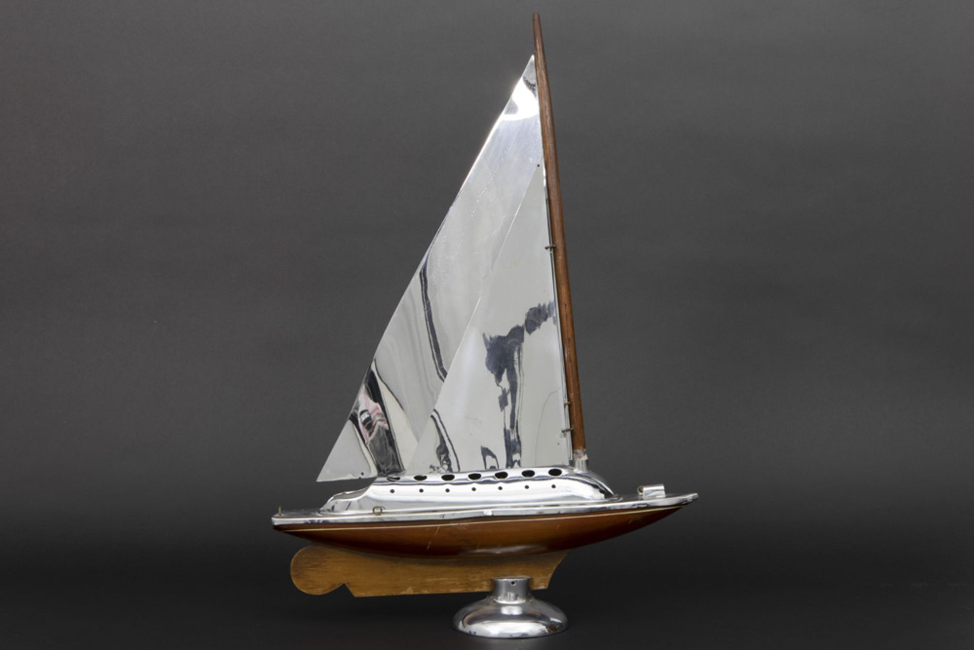 forties' incense burner in the shape of a boat in chromed metal || Forties' brûle-parfum in de
