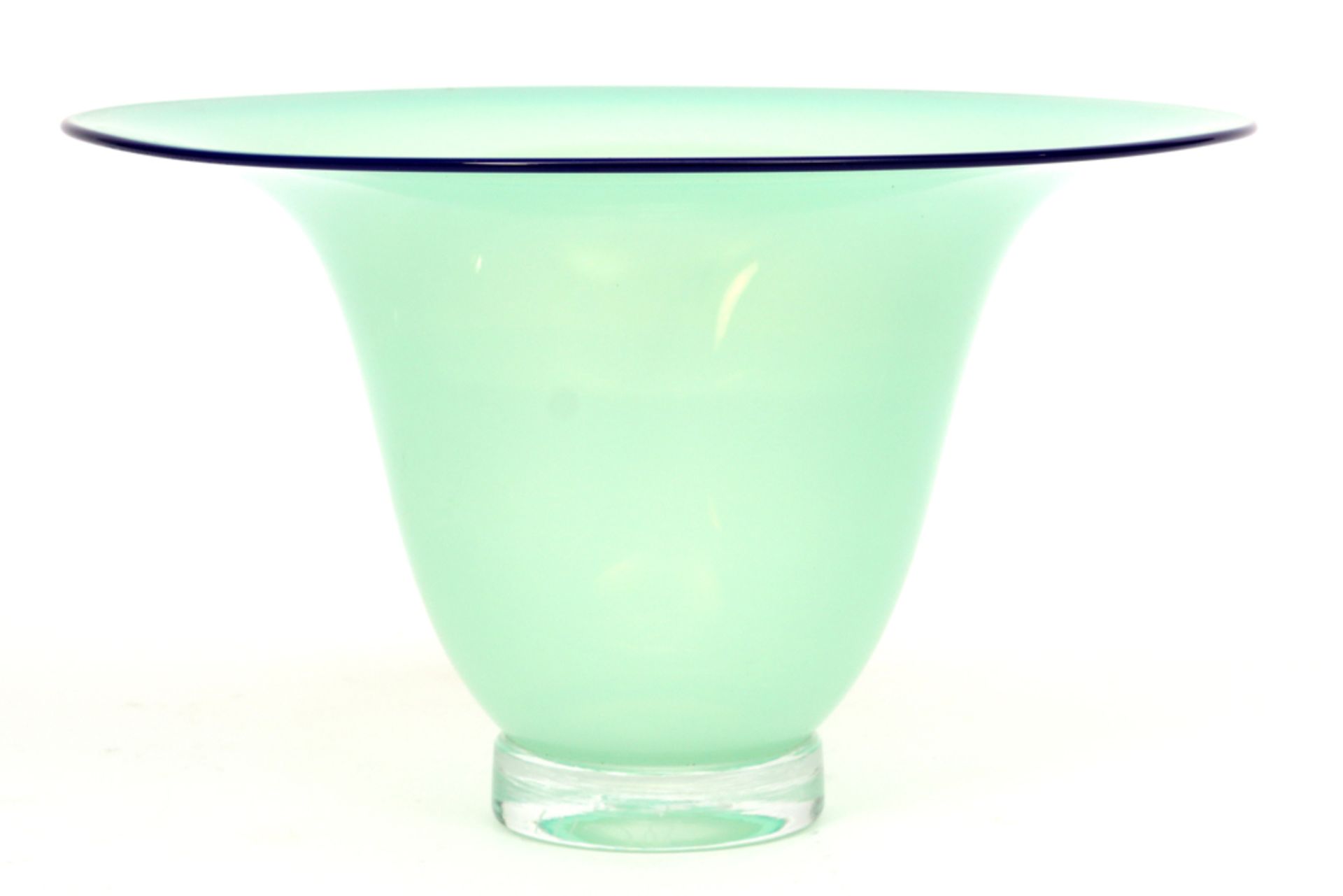 illegibly signed glass bowl || Onleesbaar getekend coupe in watergroen glas met een zwarte rand -