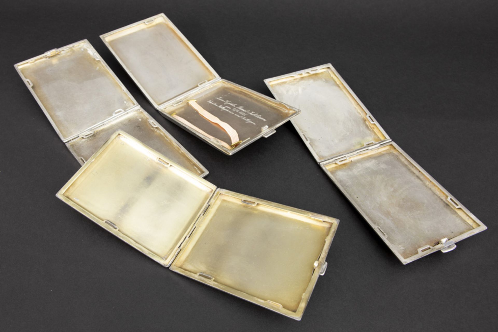 four cigarette cases in marked silver || Lot van vier sigarettenetuis in gemerkt massief zilver - - Image 2 of 2