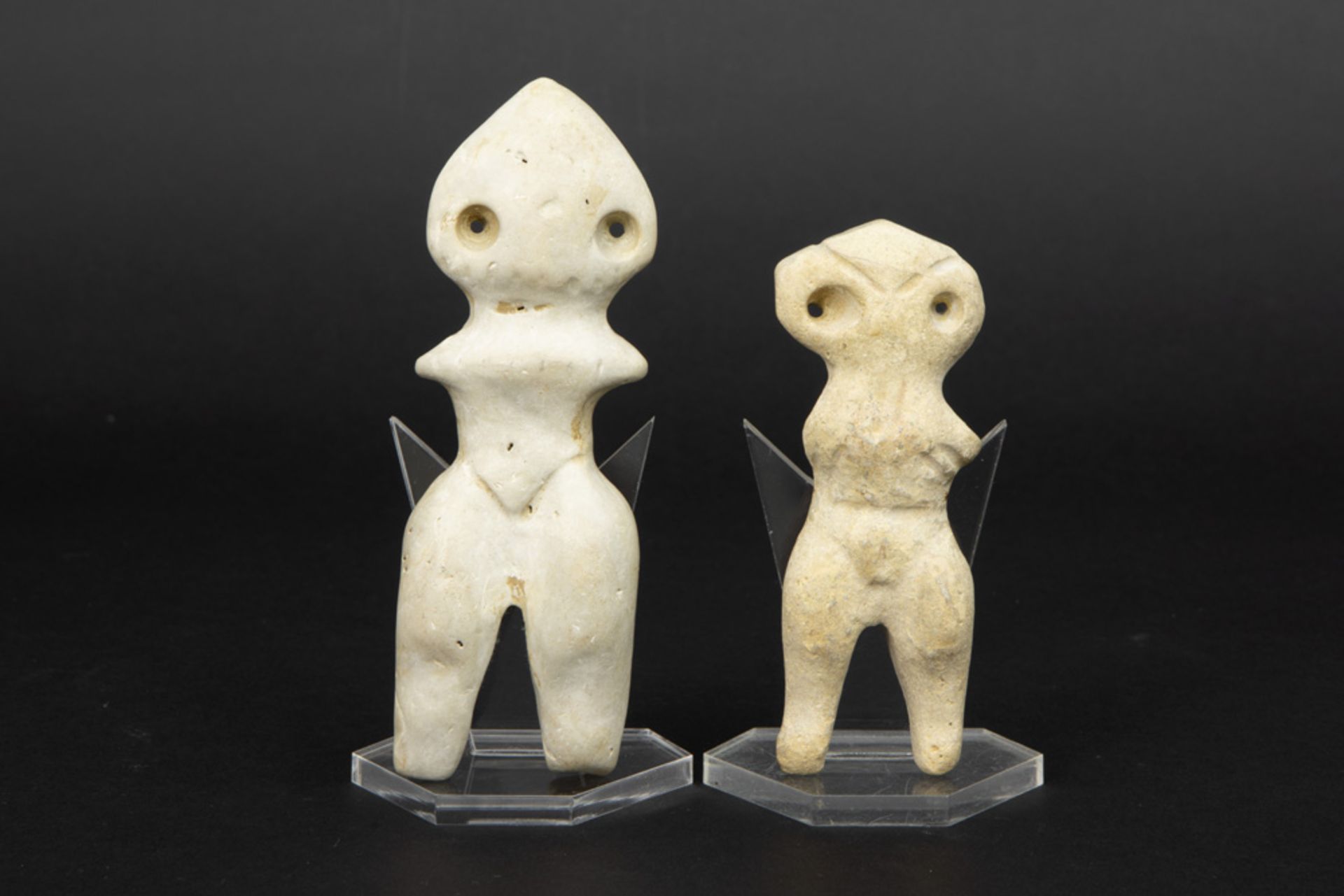 two maybe neolithic antropomorphic stone sculptures || Twee antropomorfe sculpturen in steen,