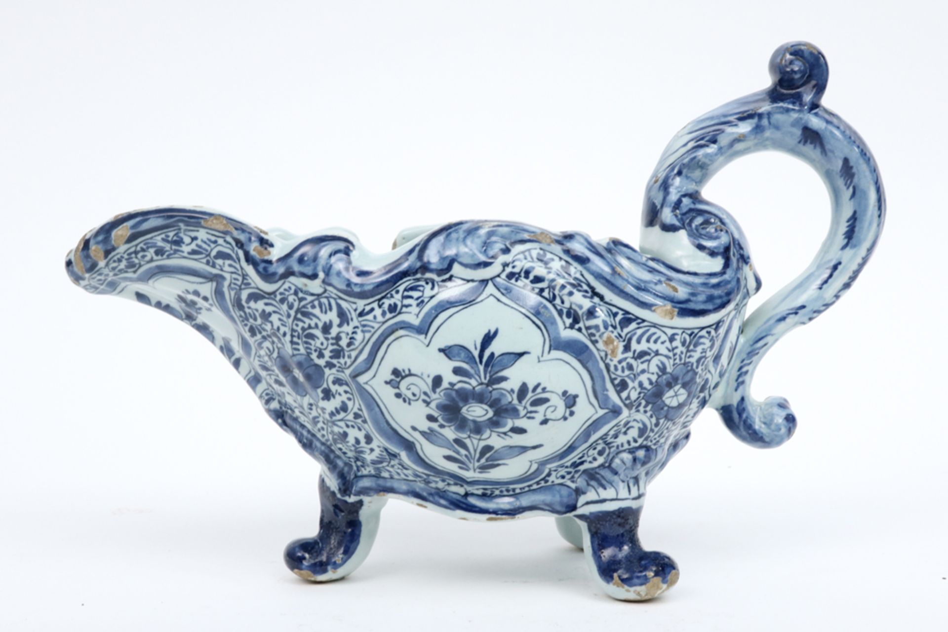 18th Cent. sauce boat in marked ceramic from Delft with a blue-white decor || Achttiende eeuwse - Image 2 of 4