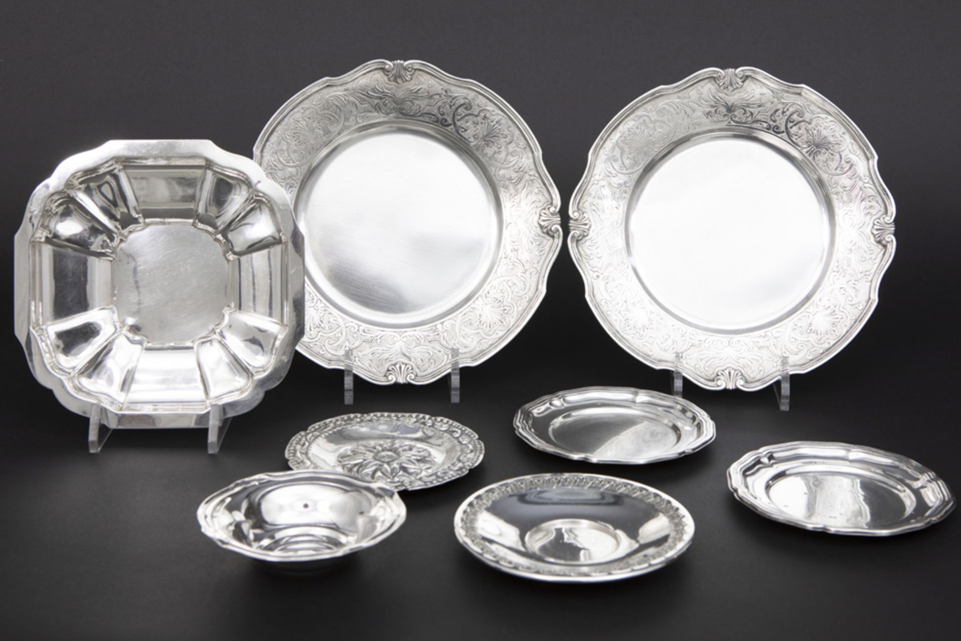 eight small plates in silver || Lot van acht schaaltjes (oa Delheid en Louis Wolfers) in massief
