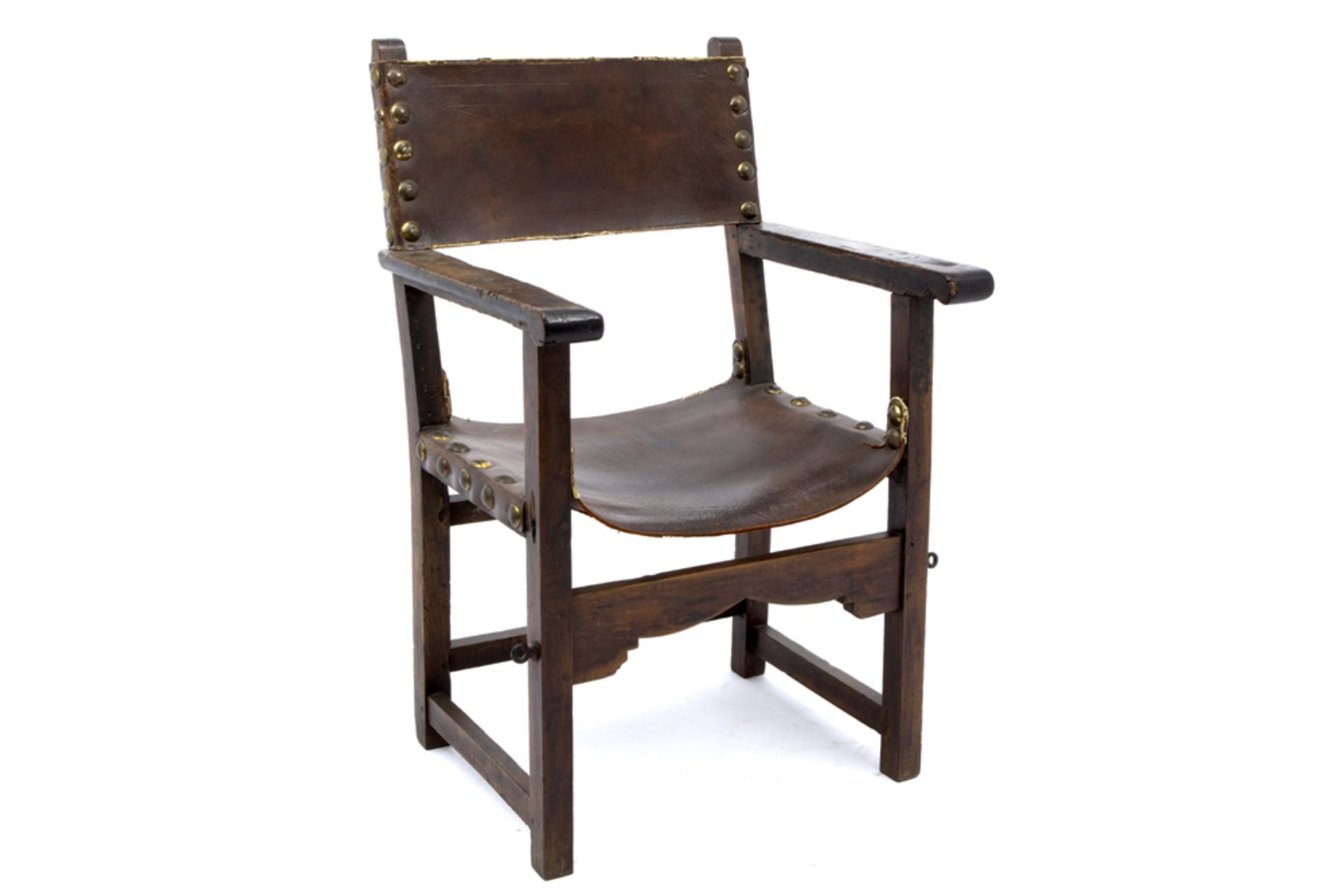 17th Cent. Spanish armchair in walnut and leather || Zeventiende eeuwse Spaanse armstoel in notelaar