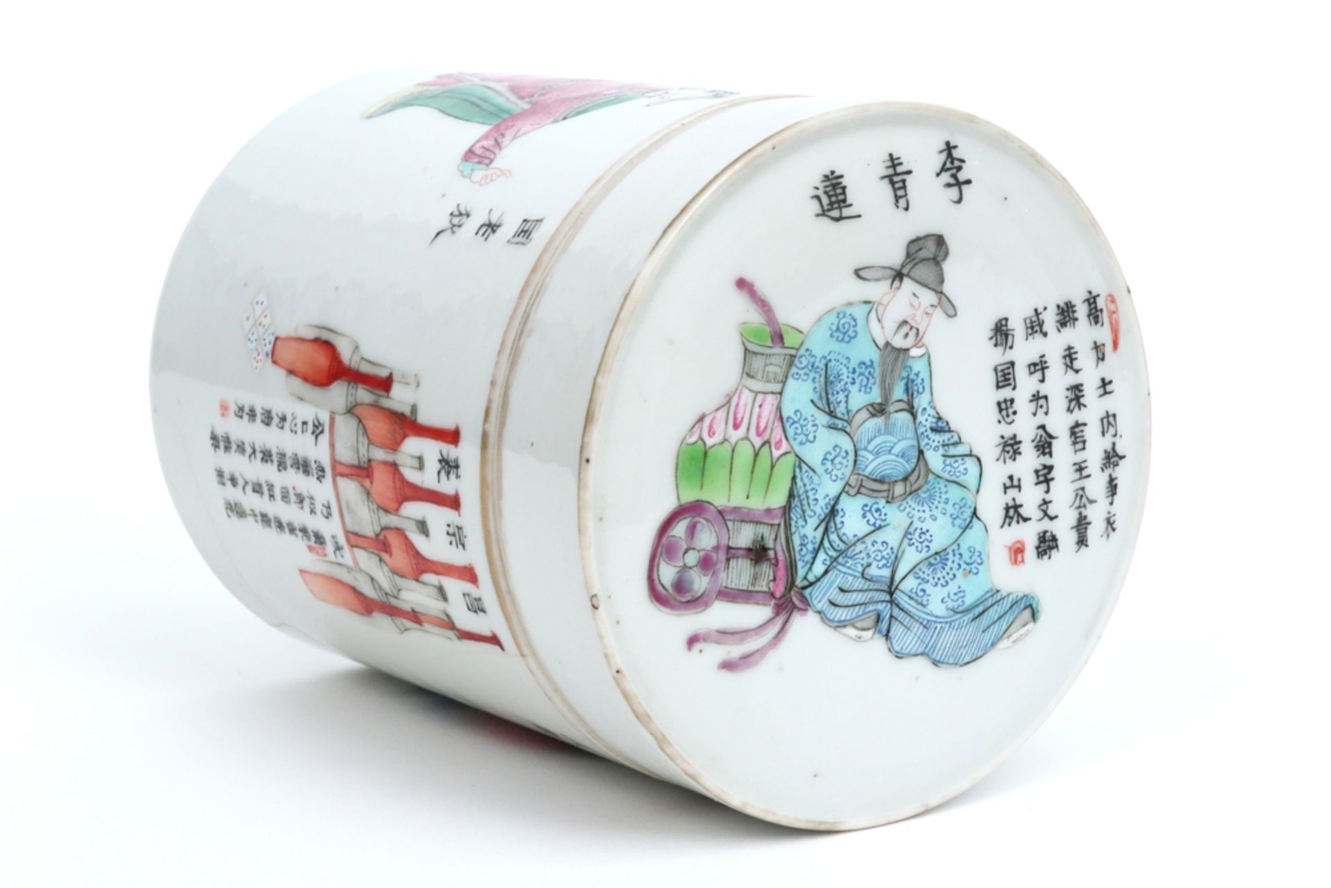 antique Chinese lidded box in porcelain with polychrome decor with figures and scriptures || Antieke