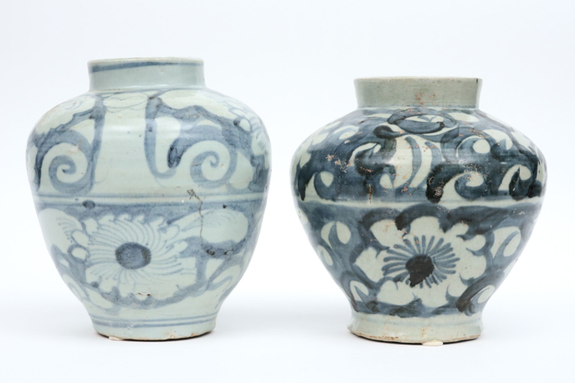 pair of oriental vases in porcelain with a blue-white decor || Paar Oosterse vazen in porselein - Bild 2 aus 4