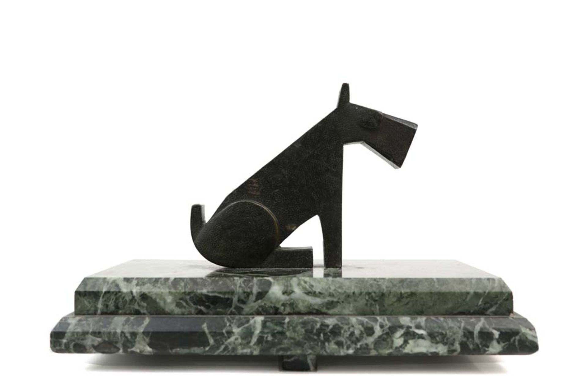 Art Deco sculpture in patinated metal on a green marble base || Art Deco-sculptuur in gepatineerd