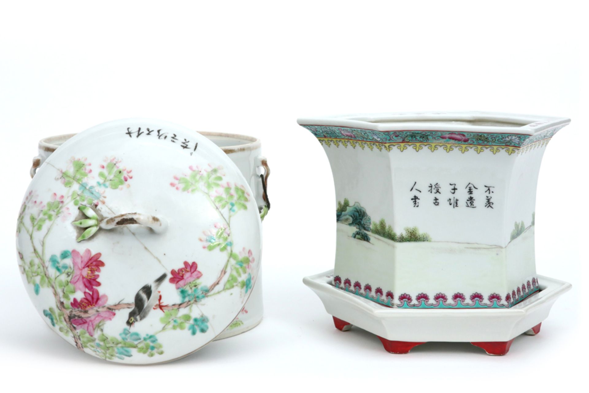 two pieces of Chinese porcelain with polychrome decor , amongst which a marked jardinier || Lot ( - Image 2 of 4