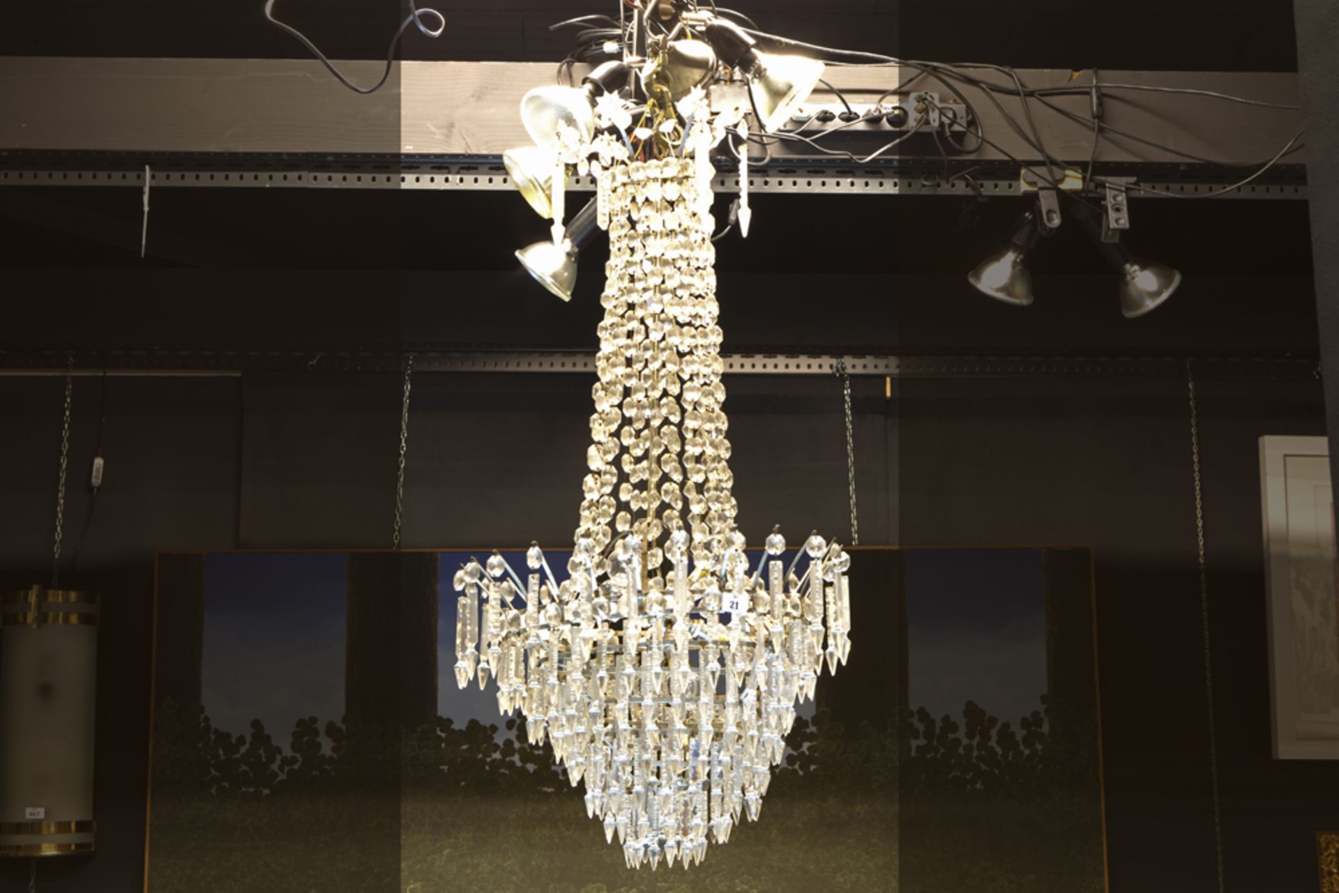 antique neoclassical chandelier in crystal || Antieke neoclassicistische luster met getrapt sac-à-