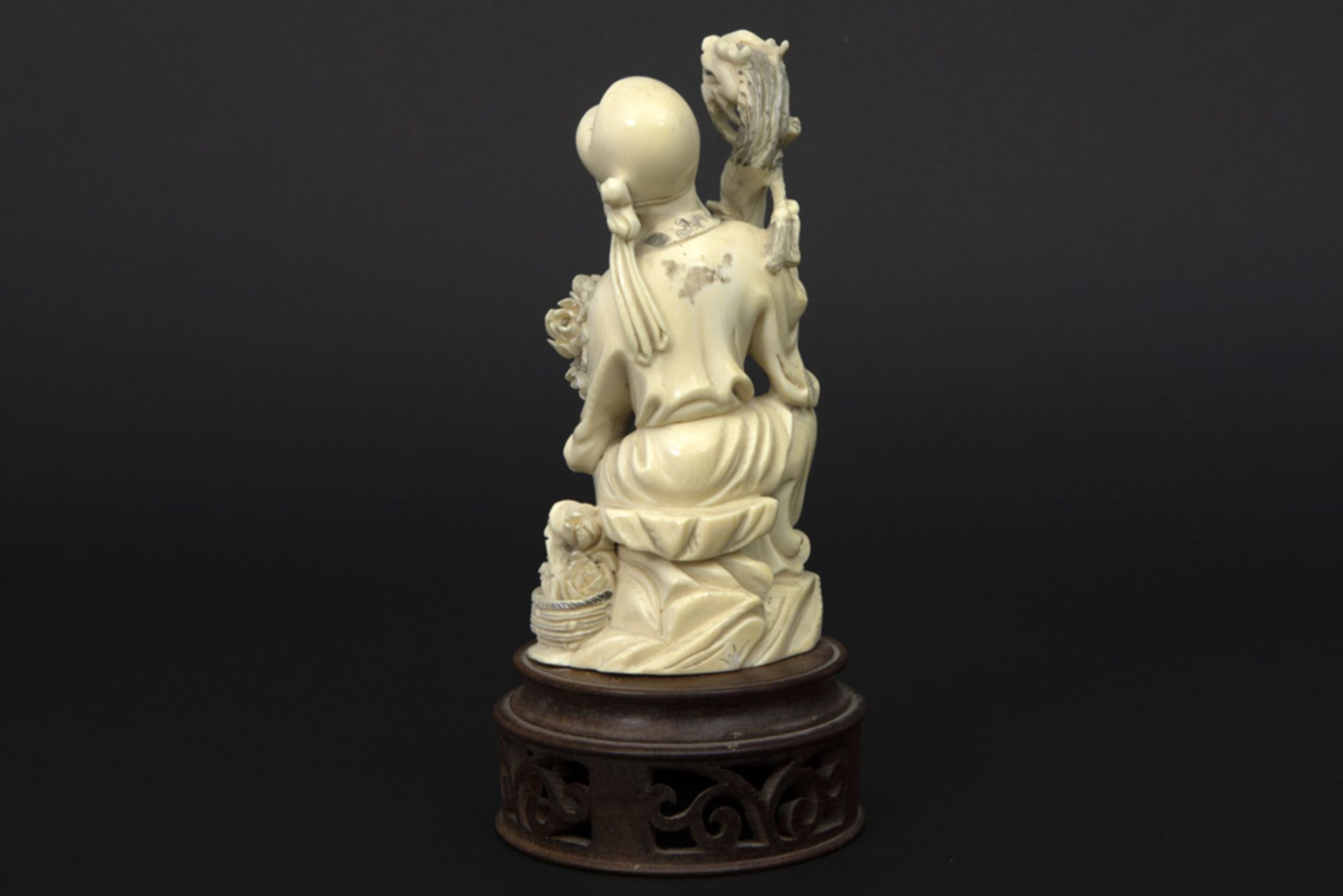 two old Chinese ivory sculptures to be dated around 1920/30 || Lot van twee oude Chinese ivoren - Bild 5 aus 8