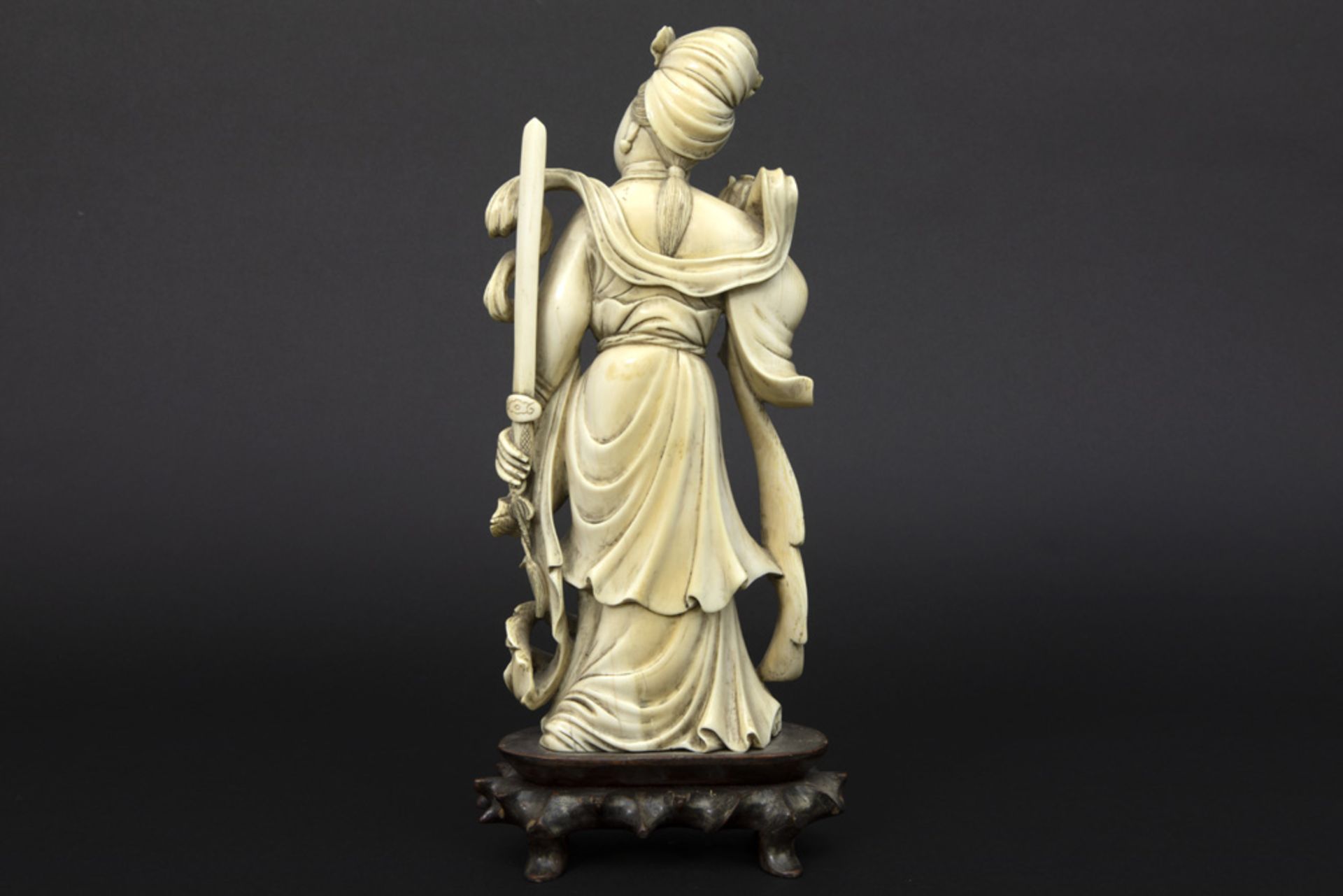 old Chinese ivory sculpture to be dated around 1920/30 || Oude Chinese ivoren sculptuur : "Wijze met - Bild 3 aus 3