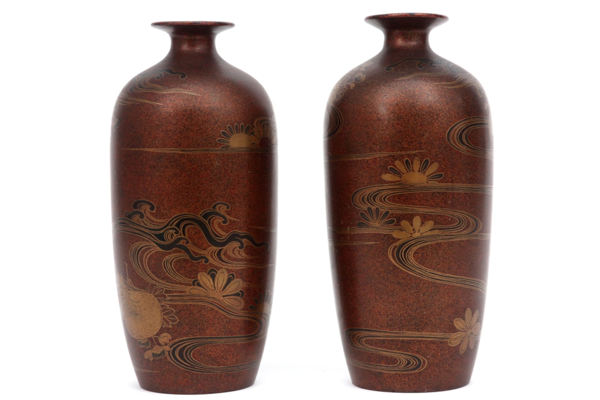 pair of small antique Japanese lacquerware vases with gilded decor || Paar antieke Japanse vaasjes