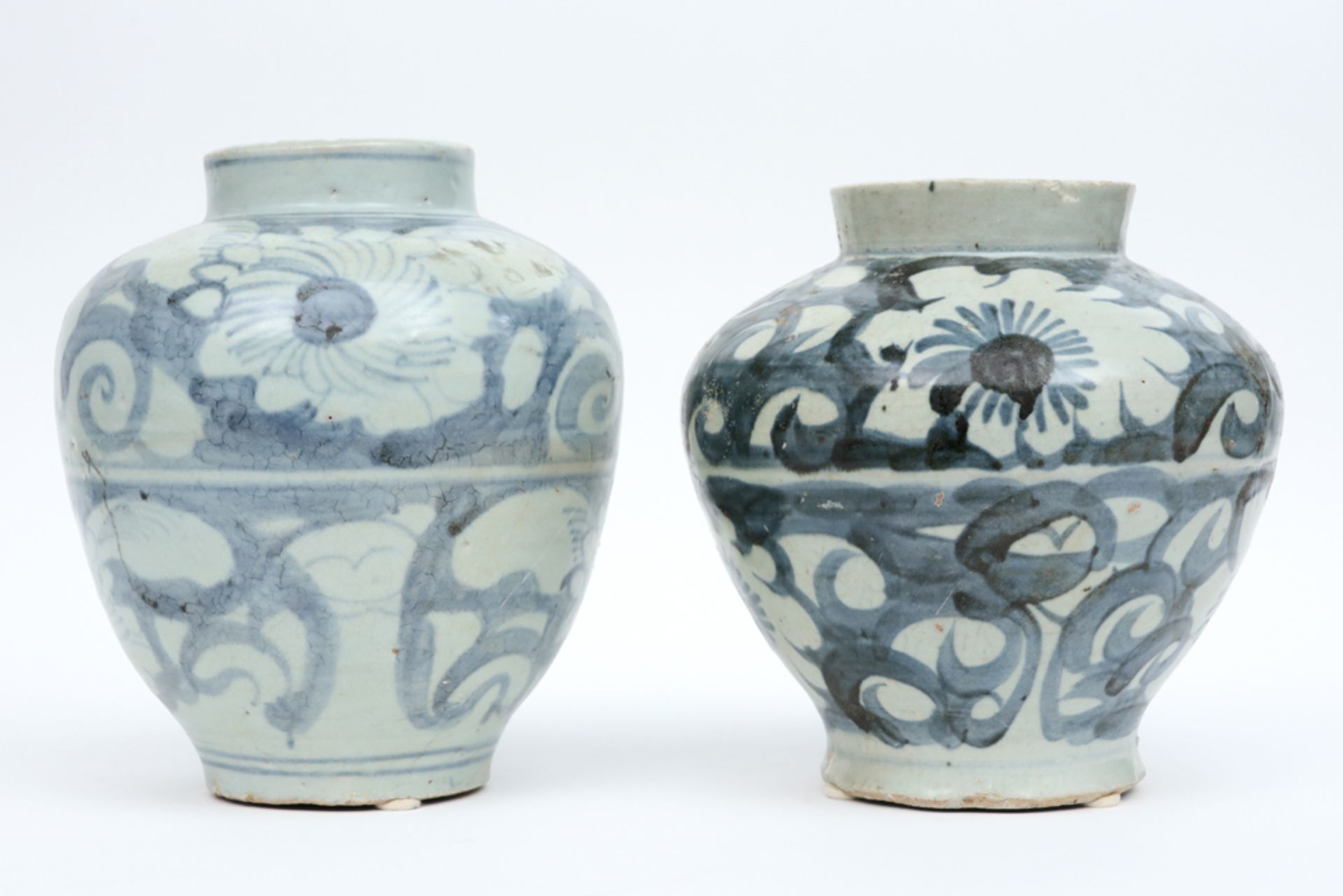 pair of oriental vases in porcelain with a blue-white decor || Paar Oosterse vazen in porselein