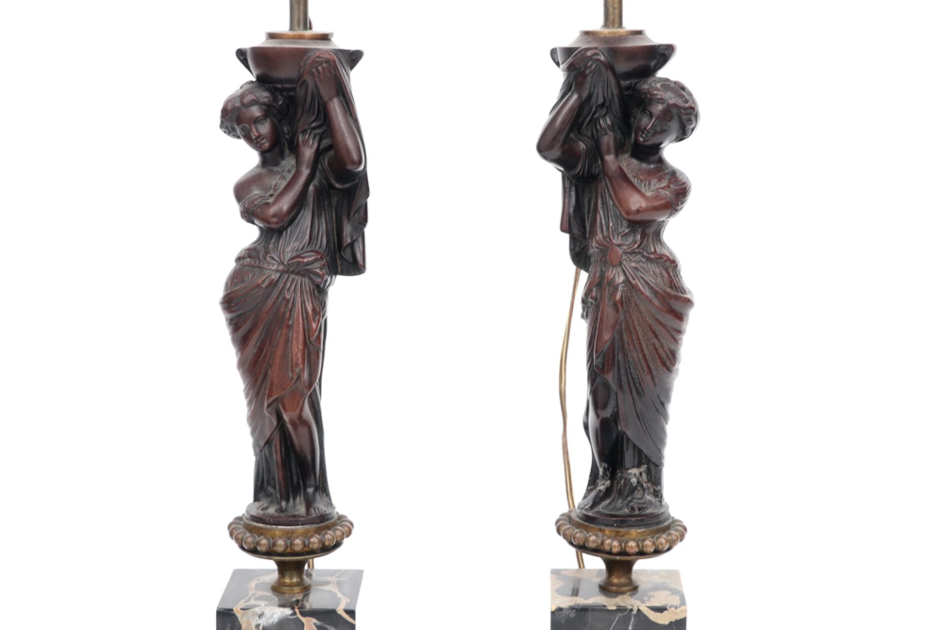 pair of lamps each with an antique sculpture on a marble base || Paar lampen telkens met een antieke - Bild 2 aus 2