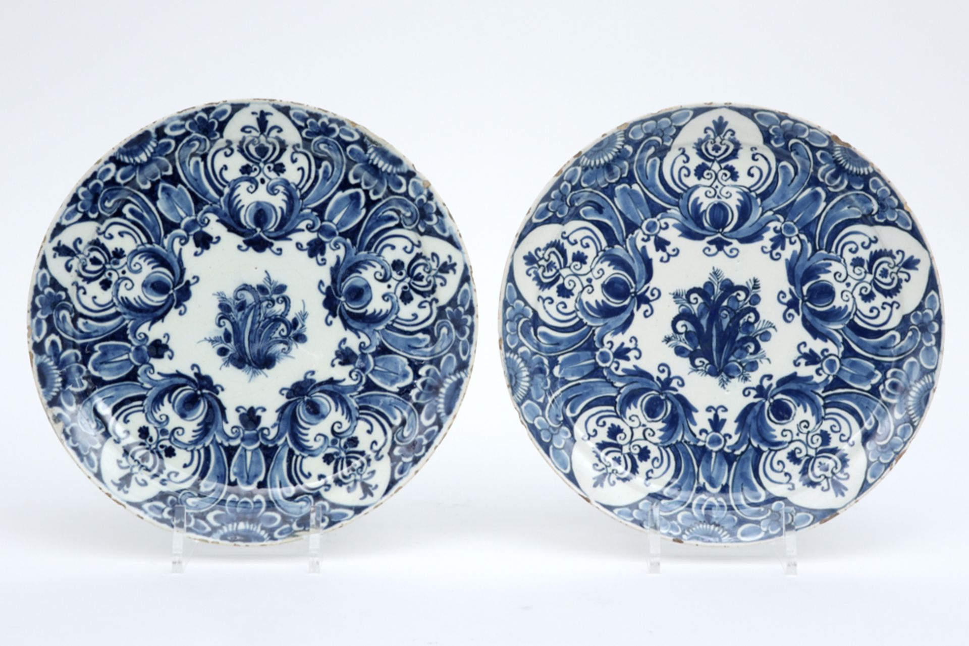 pair of 18th Cent. pancake plates in marked ceramic from Delft with a blue-white decor || Paar