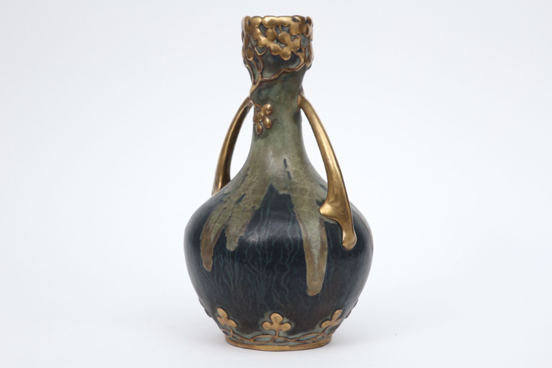 Art Nouveau vase in earthenware with typical, gilded ornamentation || Mooie Art Nouveau-vaas met - Image 2 of 6