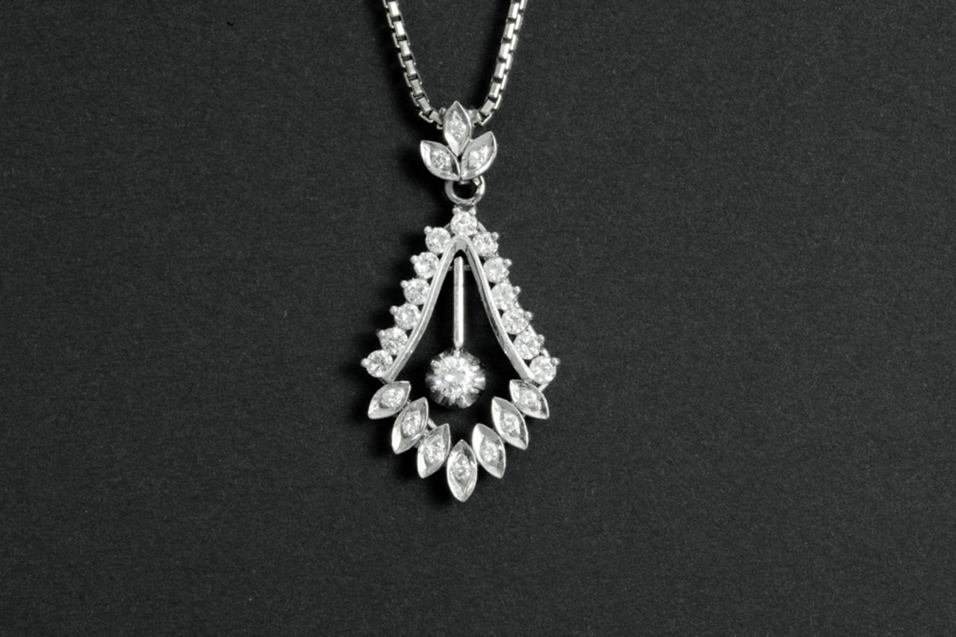 pendant in white gold (18 carat) with ca 0,60 carat of quality brilliant cut diamonds - with a chain