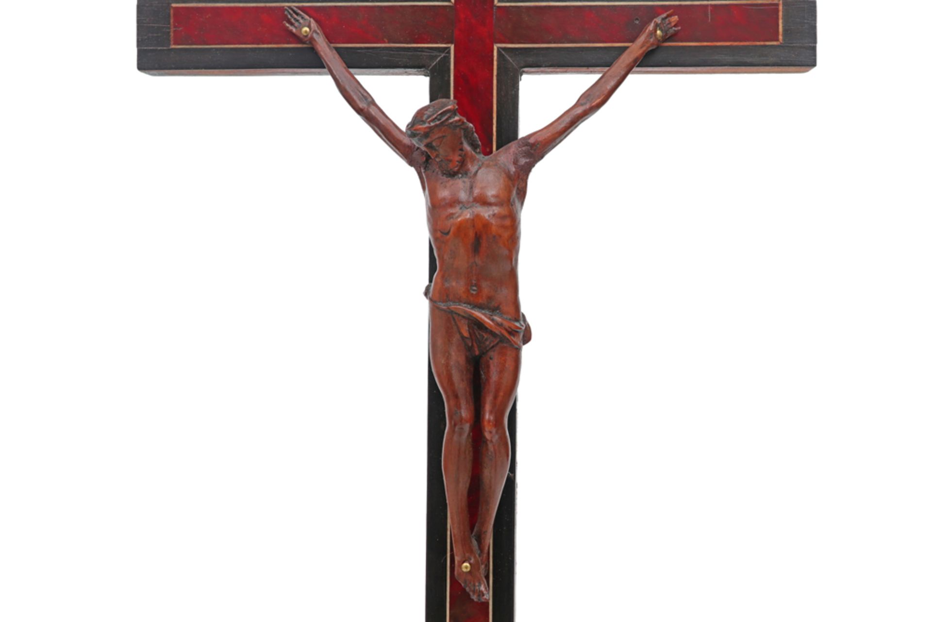 late 17th Cent. crucifix in ebony and tortoiseshell with a corpus in boxwood || Laat zeventiende - Bild 2 aus 2