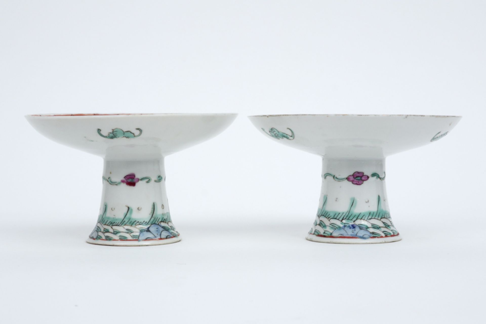 pair of small antique tazza's in Chinese porcelain with polychrome decor || Paar antieke Chinese - Image 2 of 4