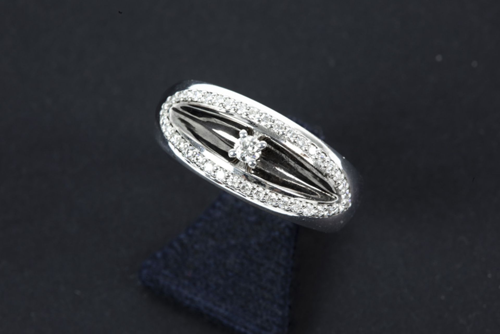 ring in white gold (18 carat) with a central patinated part and ca 0,25 carat high quality brilliant