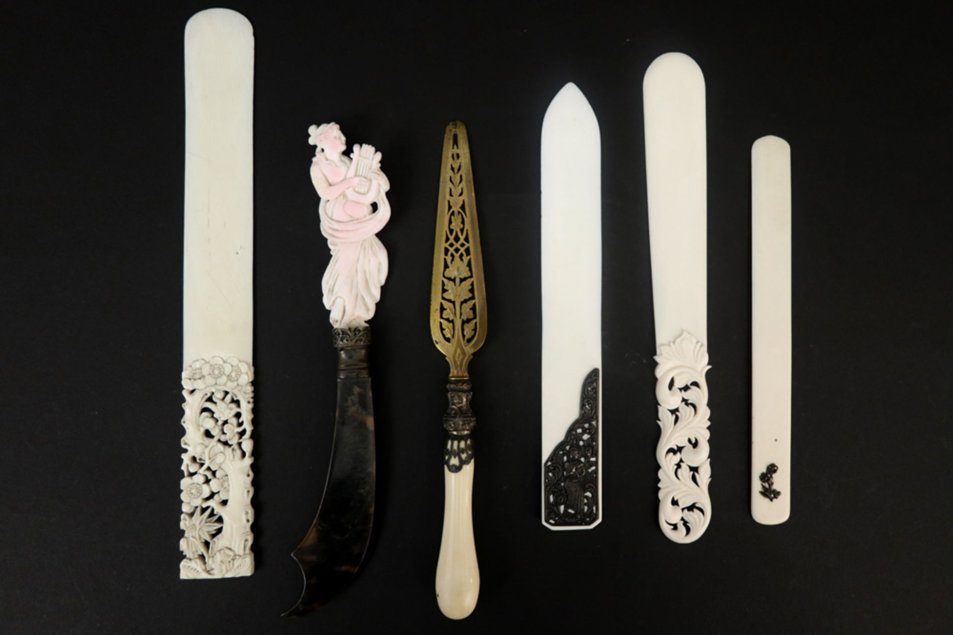 six antique paper knives in or with ivory || Lot van zes antieke papiersnijders in of met ivoor