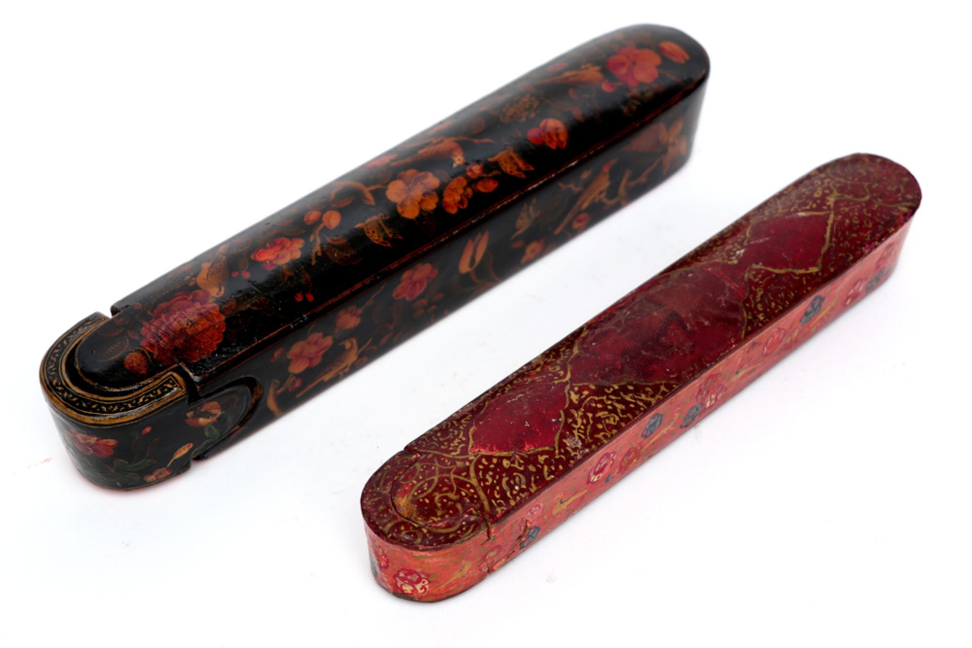 two antique oriental pencil cases in lacquered wood || Twee antieke Oosterse pennendoosjes in gelakt