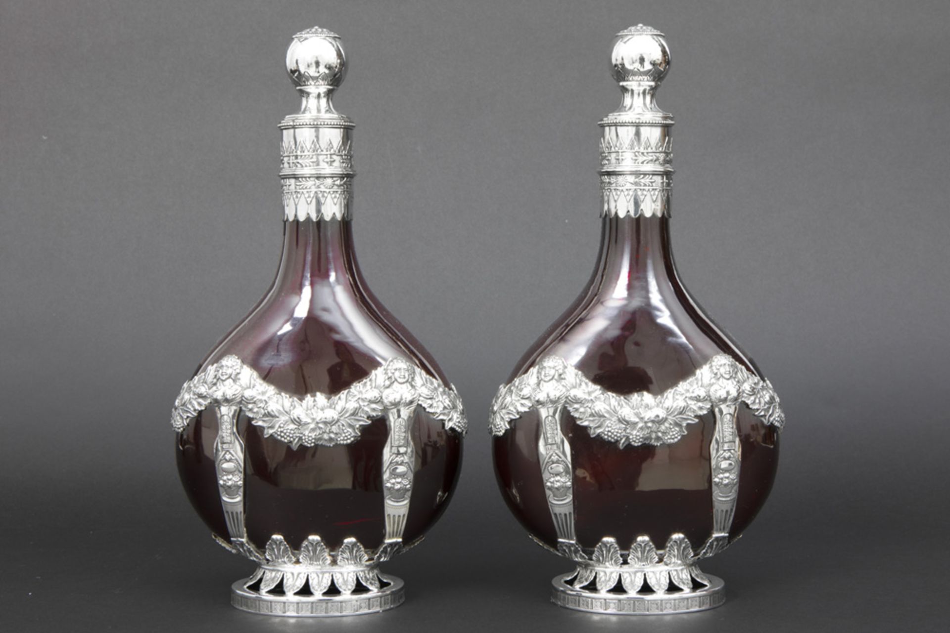 pair of antique decanters in glass with mountings in marked silver || Paar antieke karaffen in