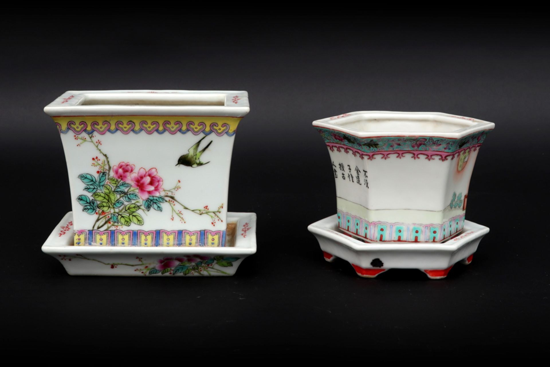 two small Chinese jardiniers on their dish in marked porcelain with polychrome decor || Lot van twee - Bild 2 aus 3