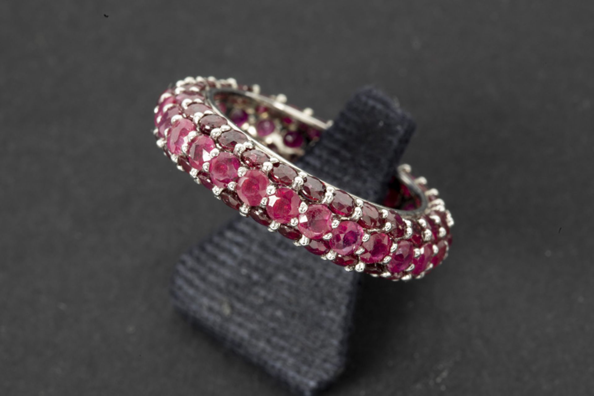 ring in white gold (18 carat) with ca 1,30 carat of ruby || Ring met een soort alliancemodel in