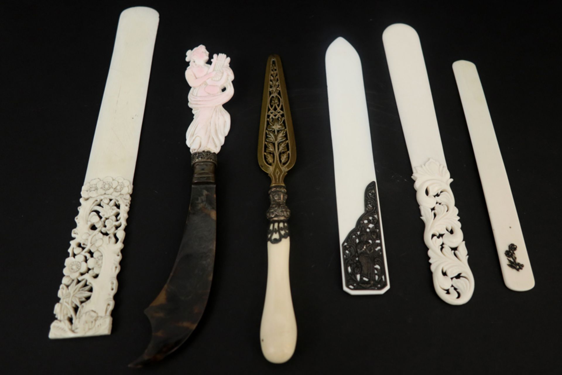 six antique paper knives in or with ivory || Lot van zes antieke papiersnijders in of met ivoor - Bild 2 aus 5