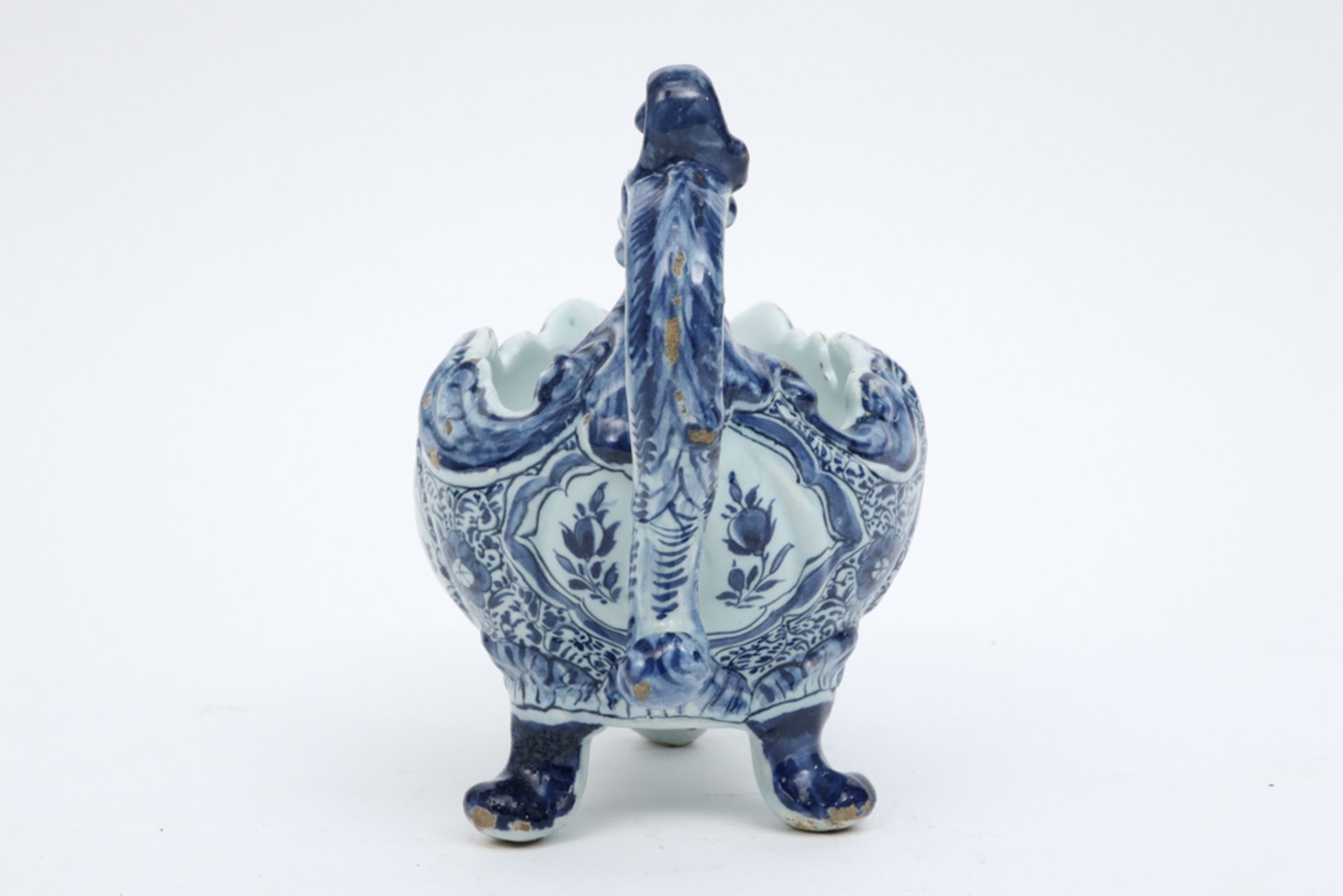18th Cent. sauce boat in marked ceramic from Delft with a blue-white decor || Achttiende eeuwse - Image 4 of 4