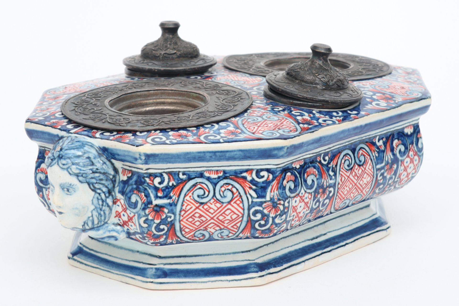 antique ink-stand in marked ceramic with a polychrome decor and two lidded inkwells || Antiek - Image 2 of 5