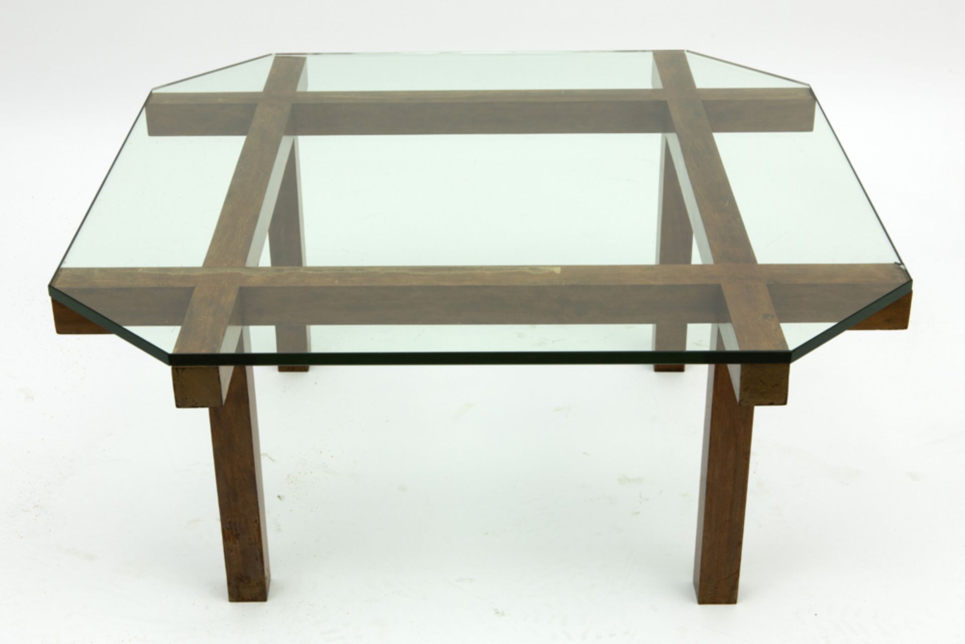 sixties' Alfred Hendrickx design coffee table in glass and wood, realised by Belform || HENDRICKX - Image 2 of 2