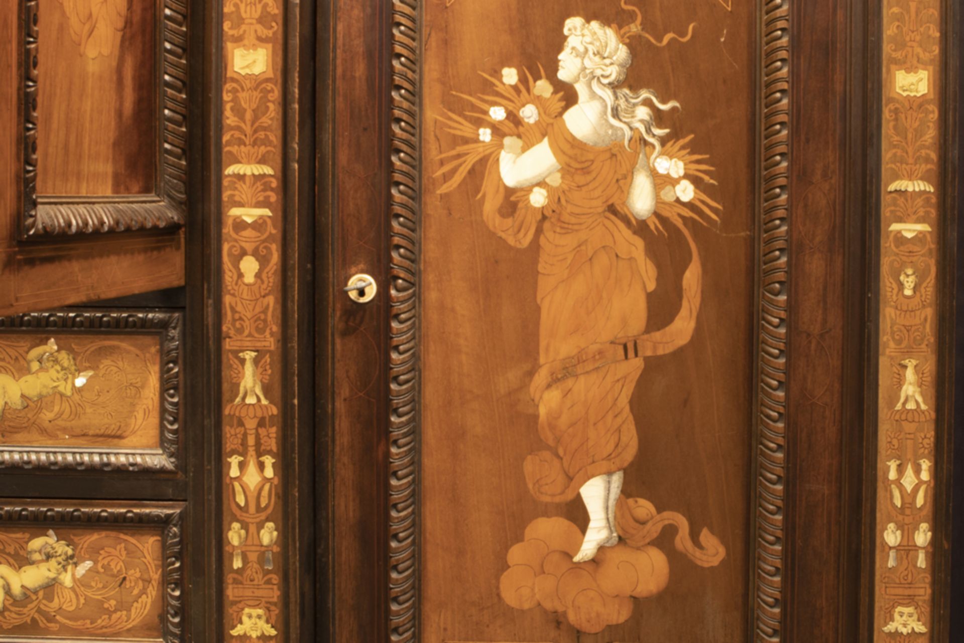 quite exceptional, antique Italian armoire (presumably from Tuscany) in walnut and rose-wood adorned - Image 5 of 7