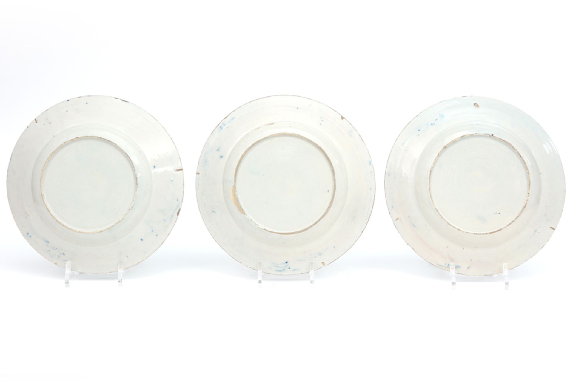 set of three 18th Cent. plates in ceramic from Delft with a blue-white flowers decor || Set van drie - Bild 2 aus 2