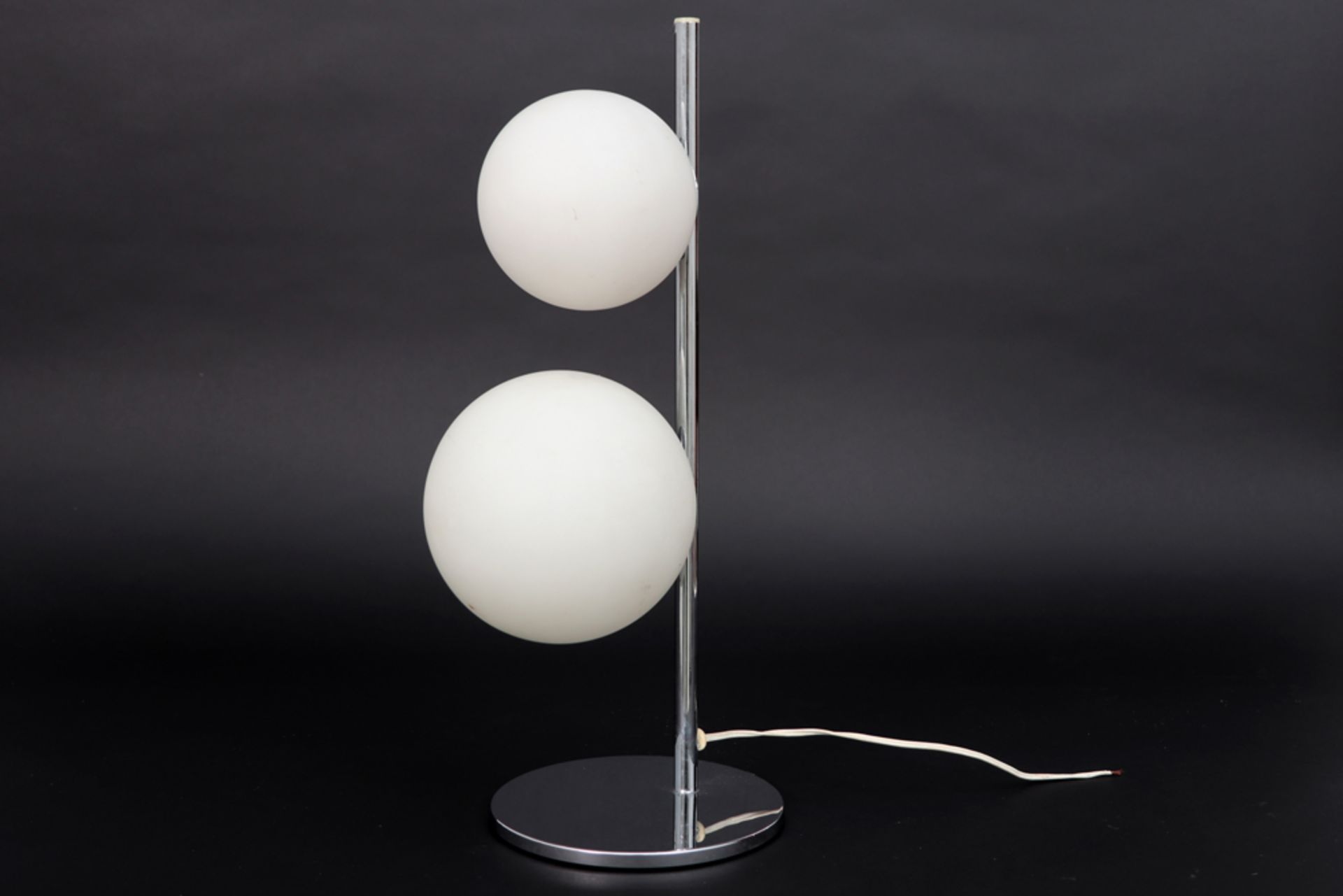 sixties' design lamp in chromed metal and glass || Sixties' designlamp in gechromeerd metaal met een