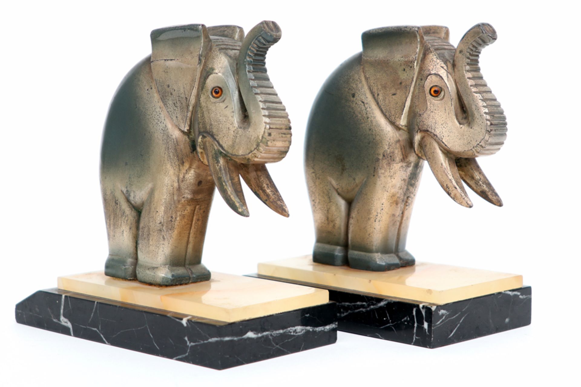 pair of Art Deco book-ends each with a cute elephant in patinated metal on a base in marble and - Bild 2 aus 3