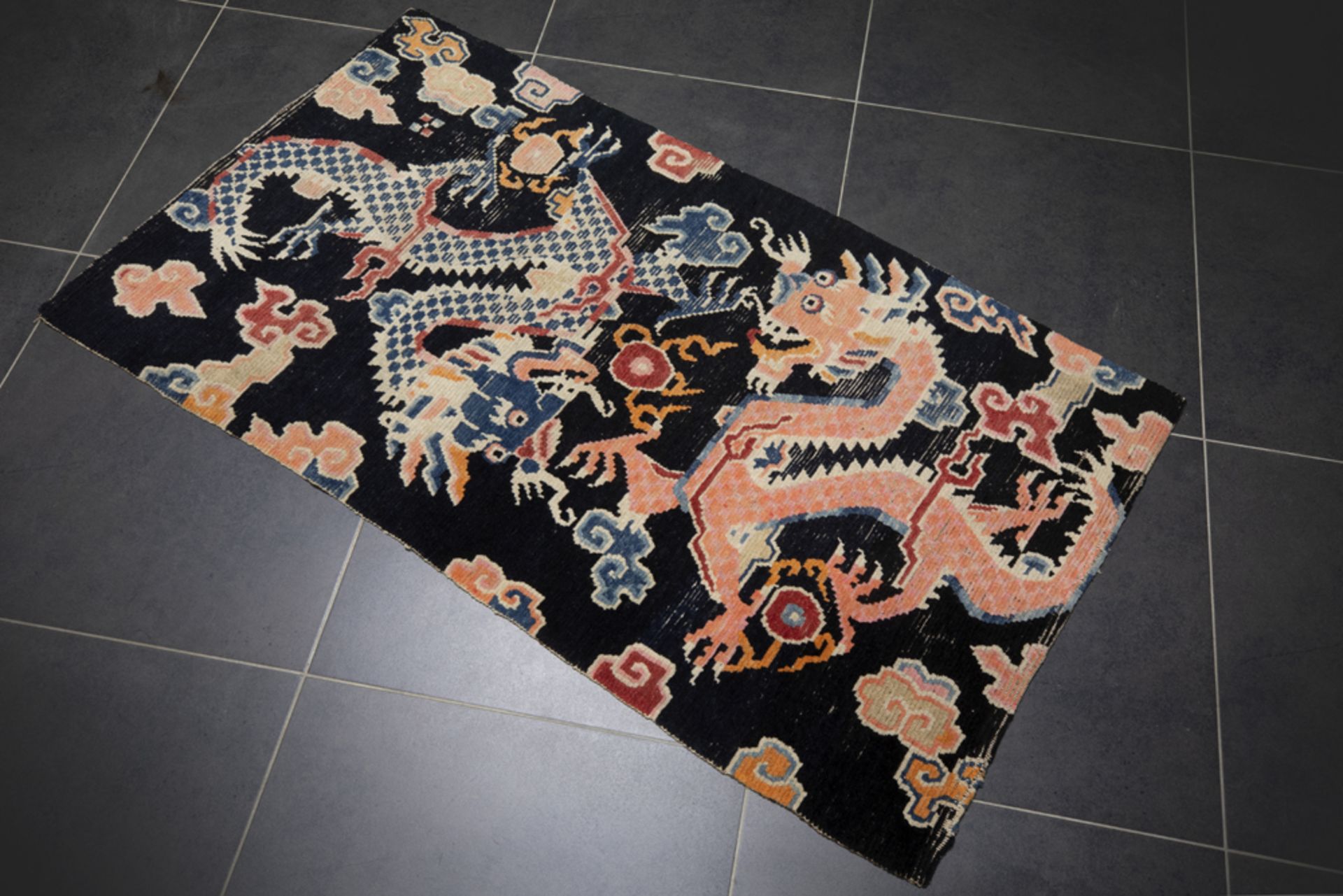 'antique' Tibetan rug in wool with a dragons' decor || 'Antiek' Tibetaans tapijt met een drakendecor