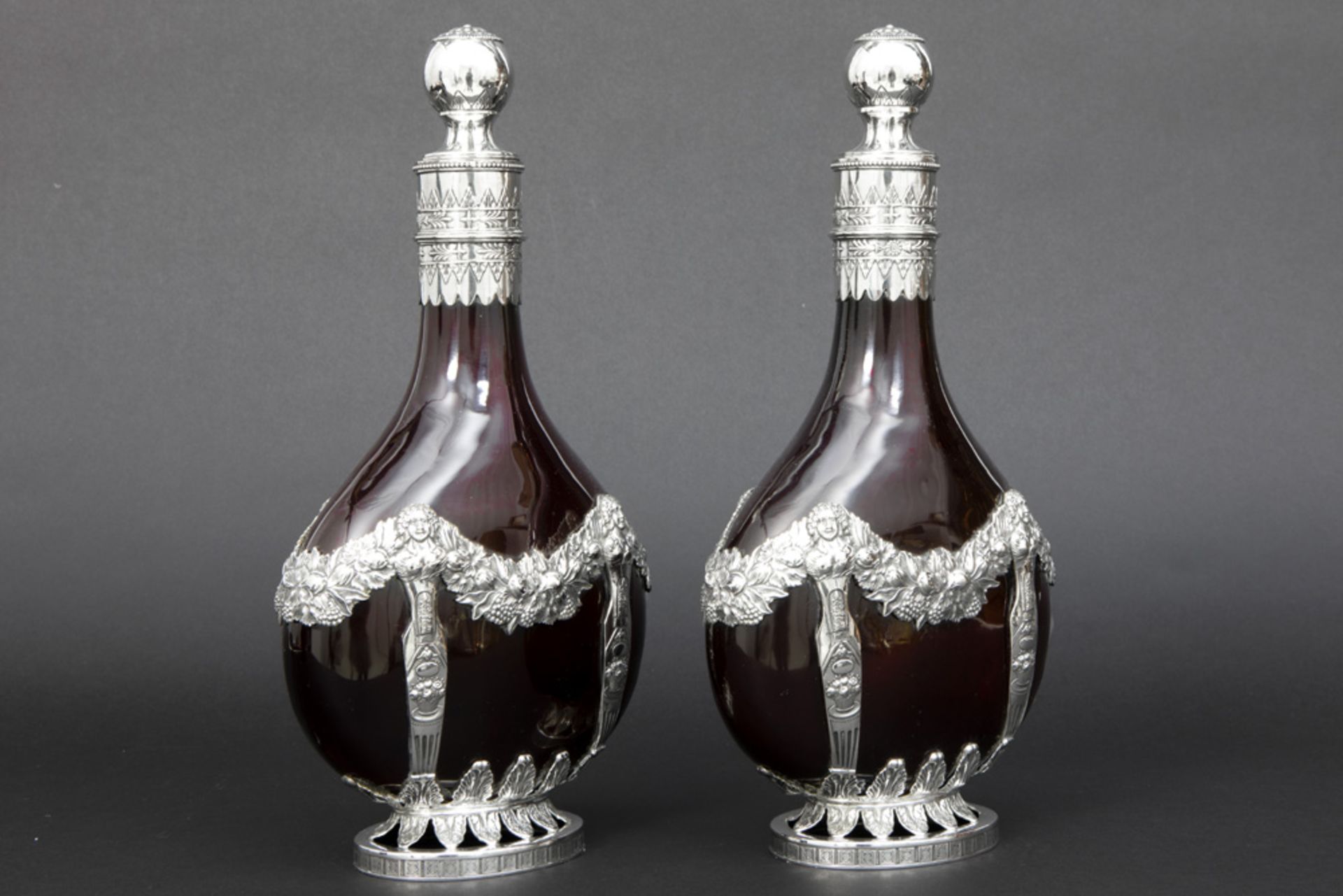 pair of antique decanters in glass with mountings in marked silver || Paar antieke karaffen in - Bild 2 aus 4