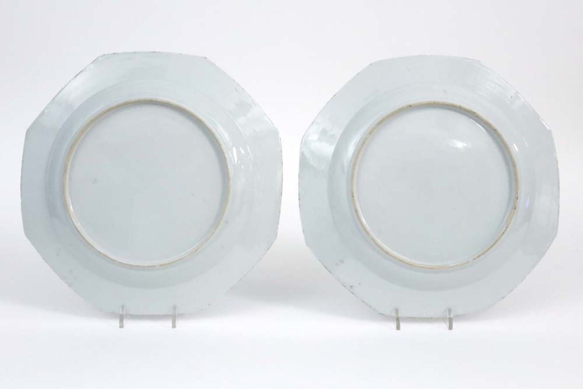 pair of 18th Cent. Chinese dishes in porcelain with a blue-white flowers decor || Paar achttiende - Image 2 of 2