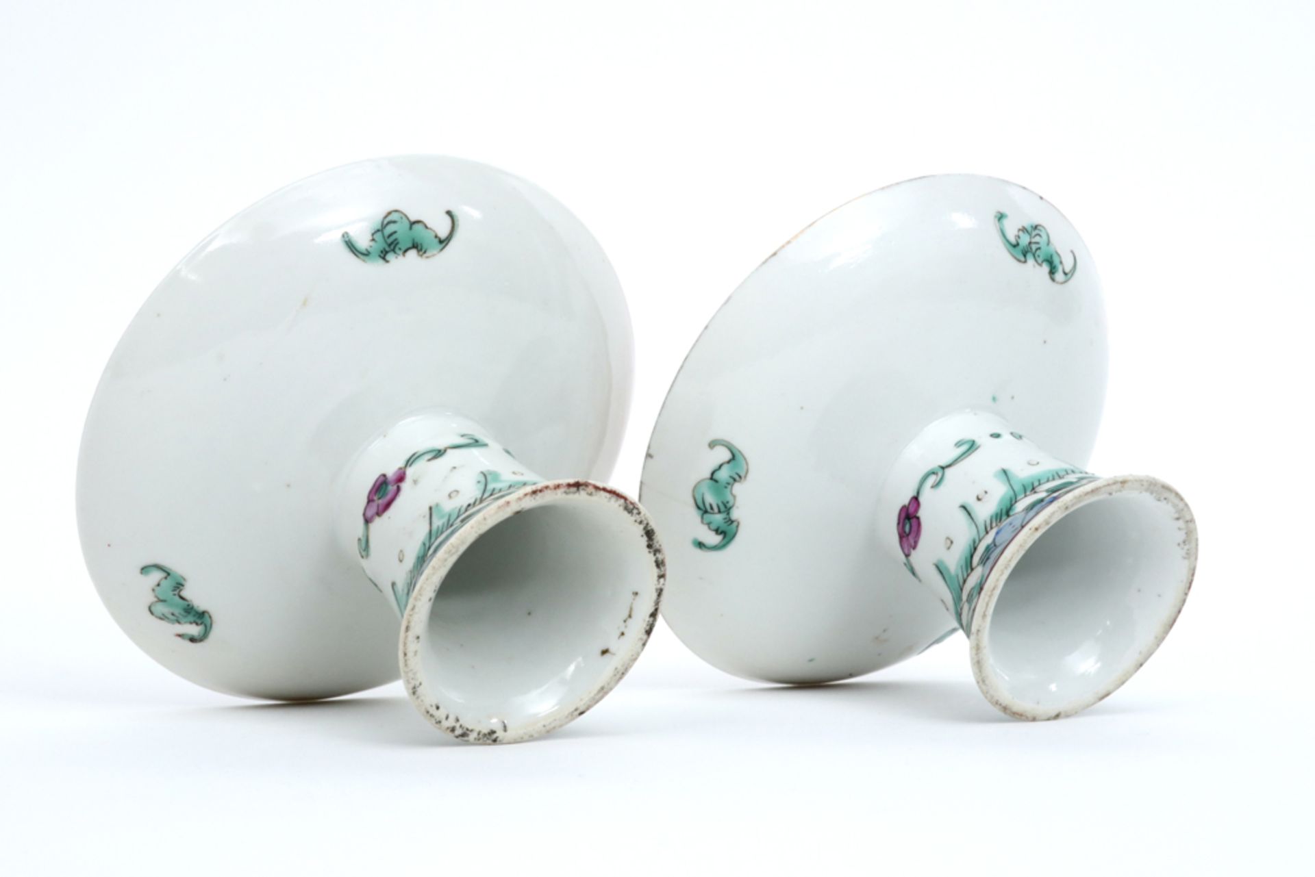 pair of small antique tazza's in Chinese porcelain with polychrome decor || Paar antieke Chinese - Image 4 of 4